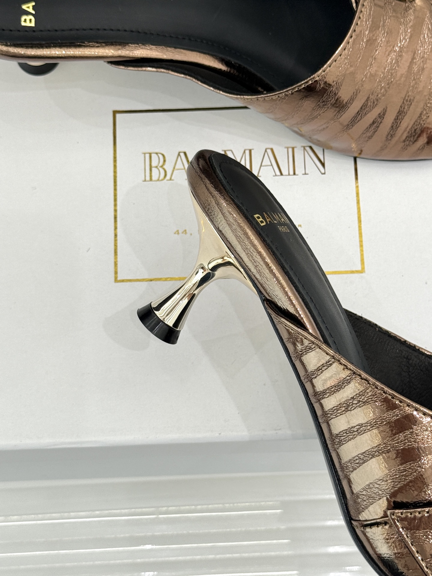 Balmain|巴尔曼经典金属扣一字带猫跟拖鞋PB金属扣一字带设计把法式贵气焊在脚上意大利手工精制小牛皮 Balmain|巴尔曼经典金属扣一字带猫跟拖鞋PB金属扣一字带设计把法式贵气焊在脚上意大利手工精制小牛皮