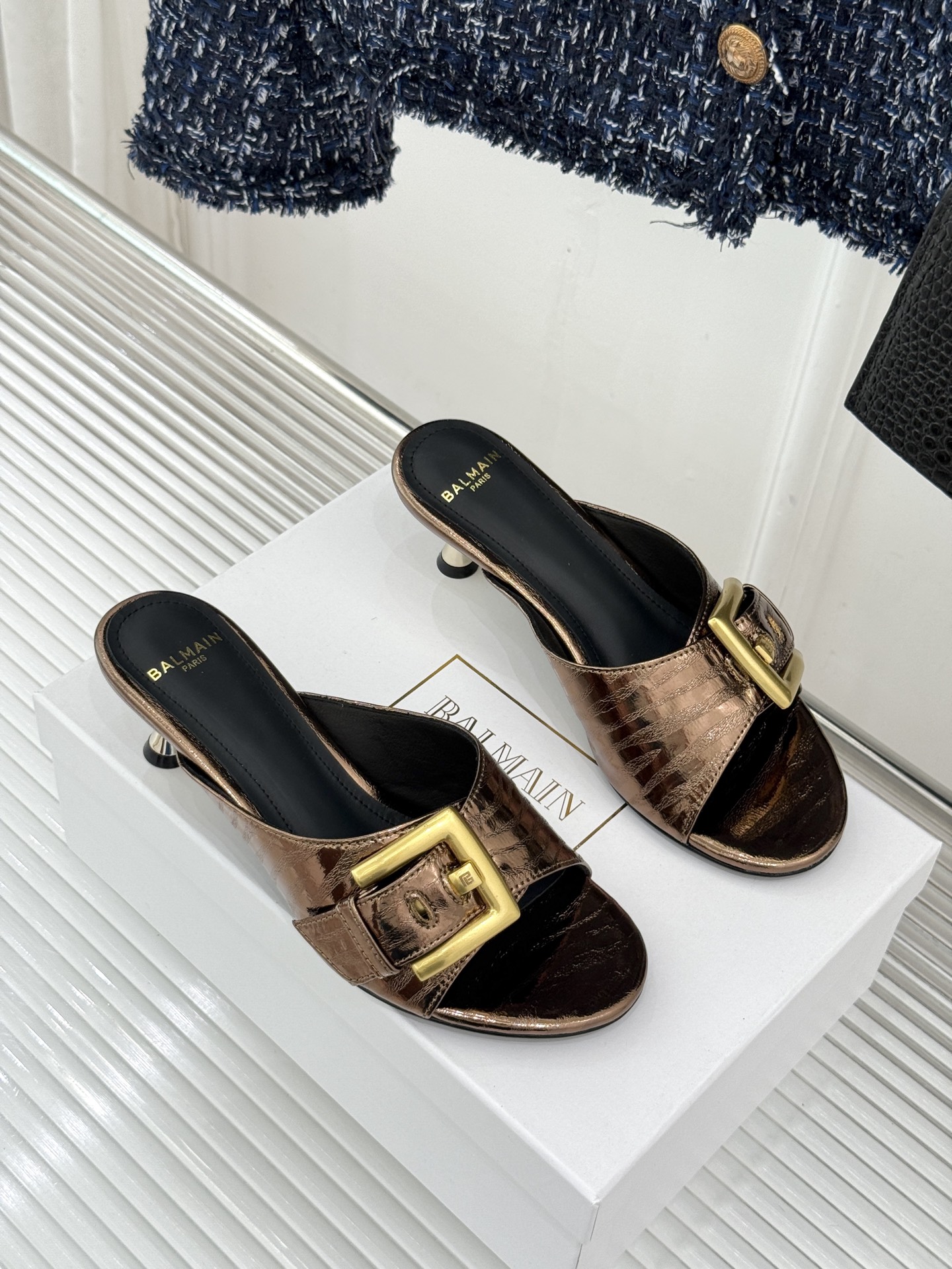 Balmain|巴尔曼经典金属扣一字带猫跟拖鞋PB金属扣一字带设计把法式贵气焊在脚上意大利手工精制小牛皮 Balmain|巴尔曼经典金属扣一字带猫跟拖鞋PB金属扣一字带设计把法式贵气焊在脚上意大利手工精制小牛皮