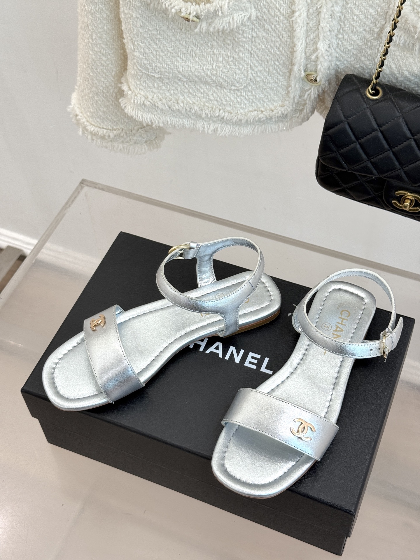 CHANE*｜小香26A新品金属双C一字带平底凉鞋CHANE*｜小香26A早春神款谁懂啊这双真的美到失语