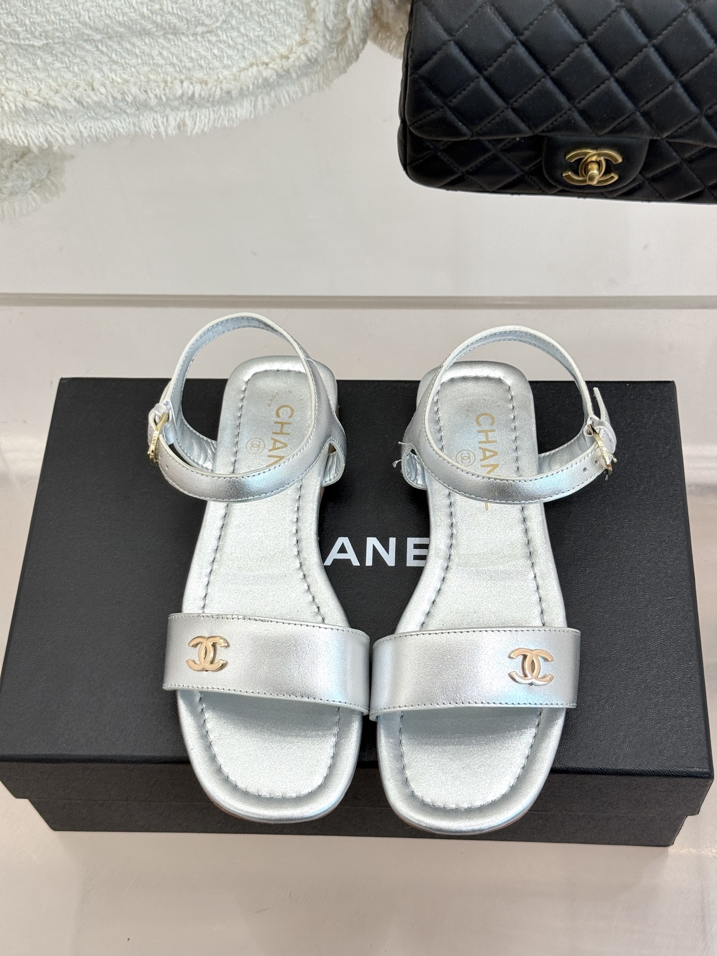 CHANE*｜小香26A新品金属双C一字带平底凉鞋CHANE*｜小香26A早春神款谁懂啊这双真的美到失语