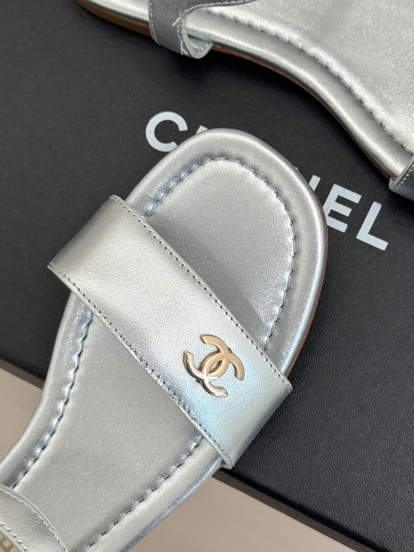 CHANE*｜小香26A新品金属双C一字带平底凉鞋CHANE*｜小香26A早春神款谁懂啊这双真的美到失语