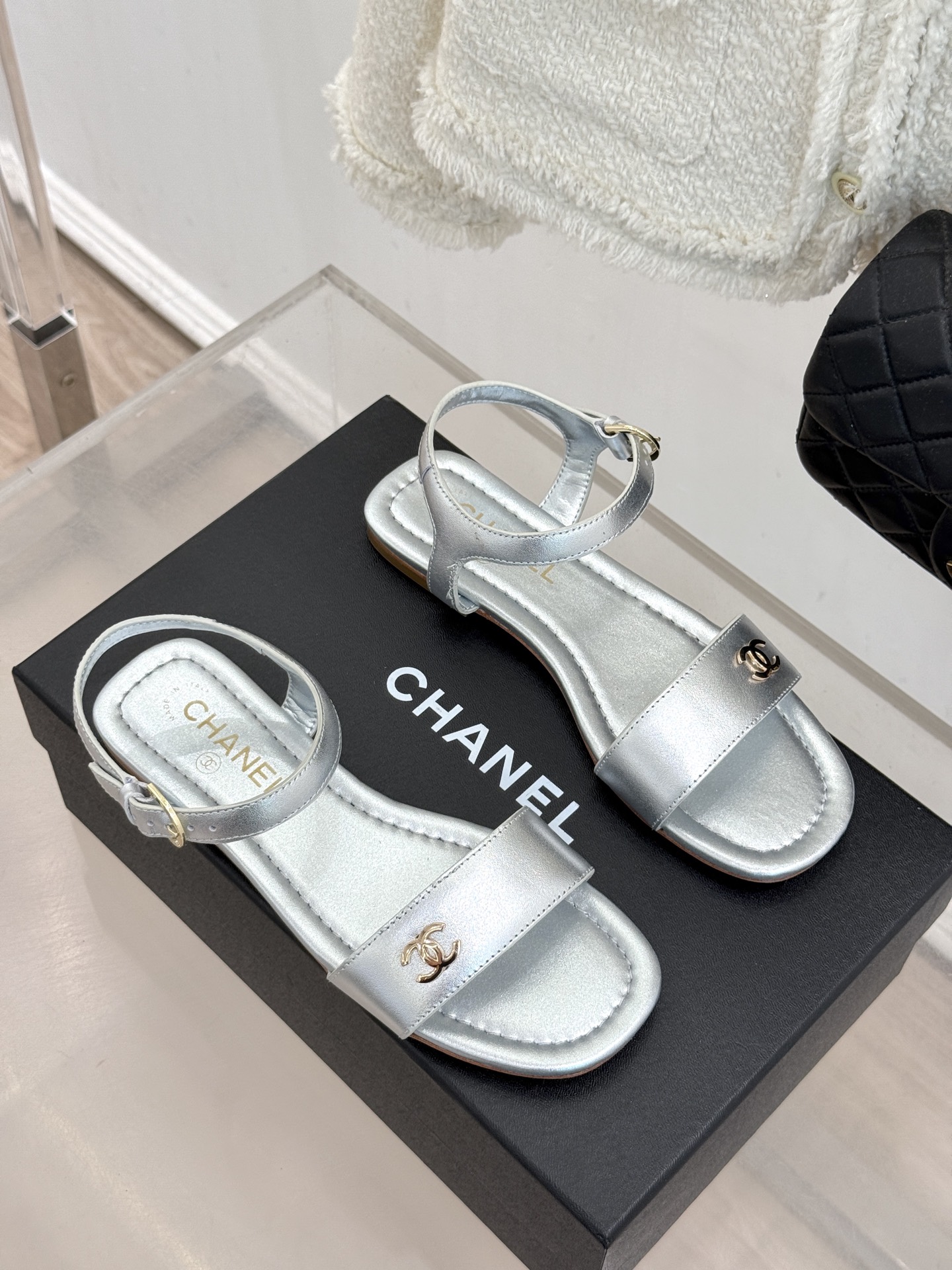 CHANE*｜小香26A新品金属双C一字带平底凉鞋CHANE*｜小香26A早春神款谁懂啊这双真的美到失语