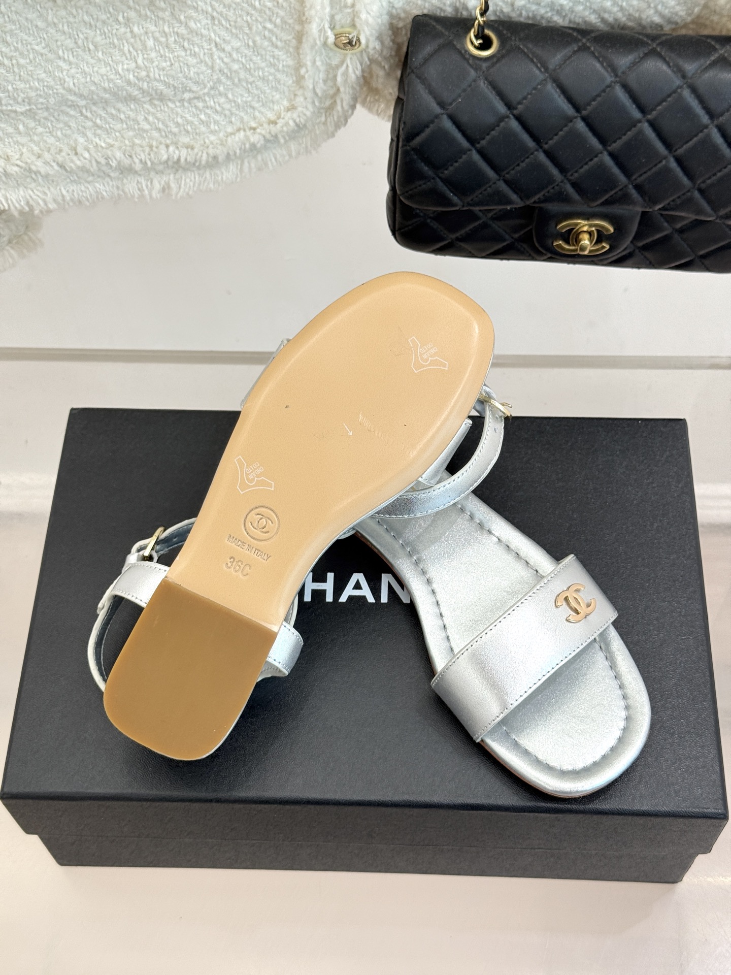 CHANE*｜小香26A新品金属双C一字带平底凉鞋CHANE*｜小香26A早春神款谁懂啊这双真的美到失语