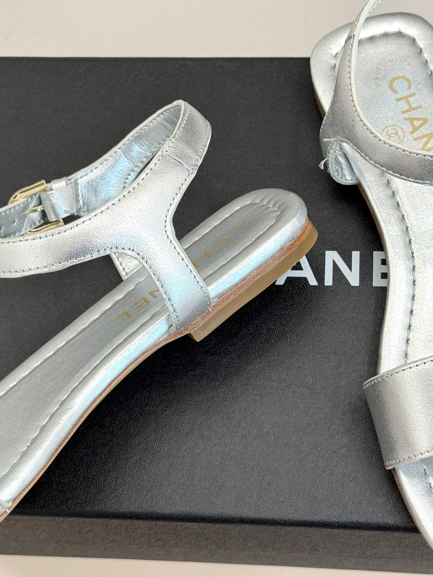 CHANE*｜小香26A新品金属双C一字带平底凉鞋CHANE*｜小香26A早春神款谁懂啊这双真的美到失语