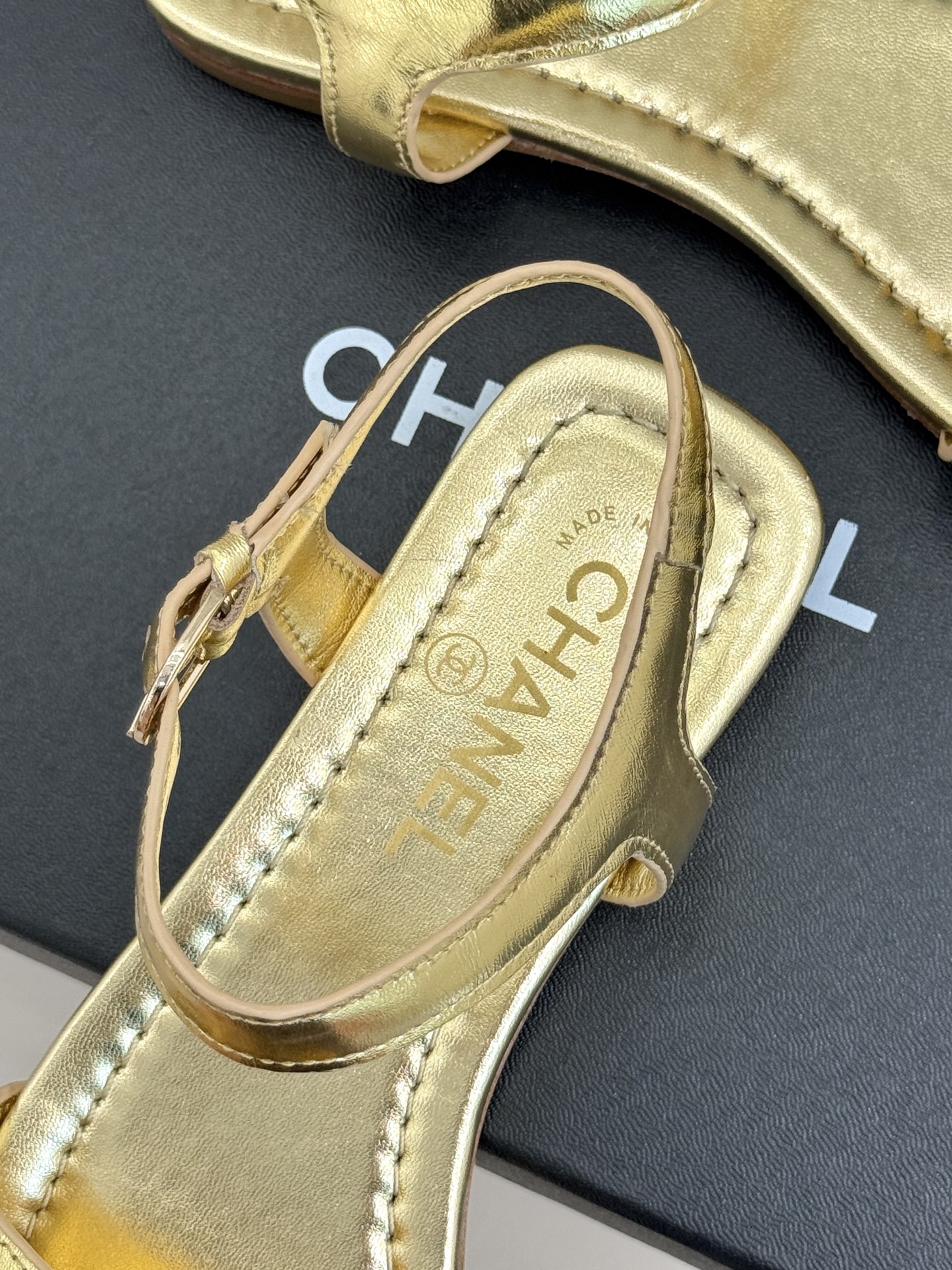 CHANE*|小香26A新品金属双C一字带平底凉鞋CHANE*|小香26A早春神款谁懂啊这双真的美到失语 CHANE*|小香26A新品金属双C一字带平底凉鞋CHANE*|小香26A早春神款谁懂啊这双真的美到失语