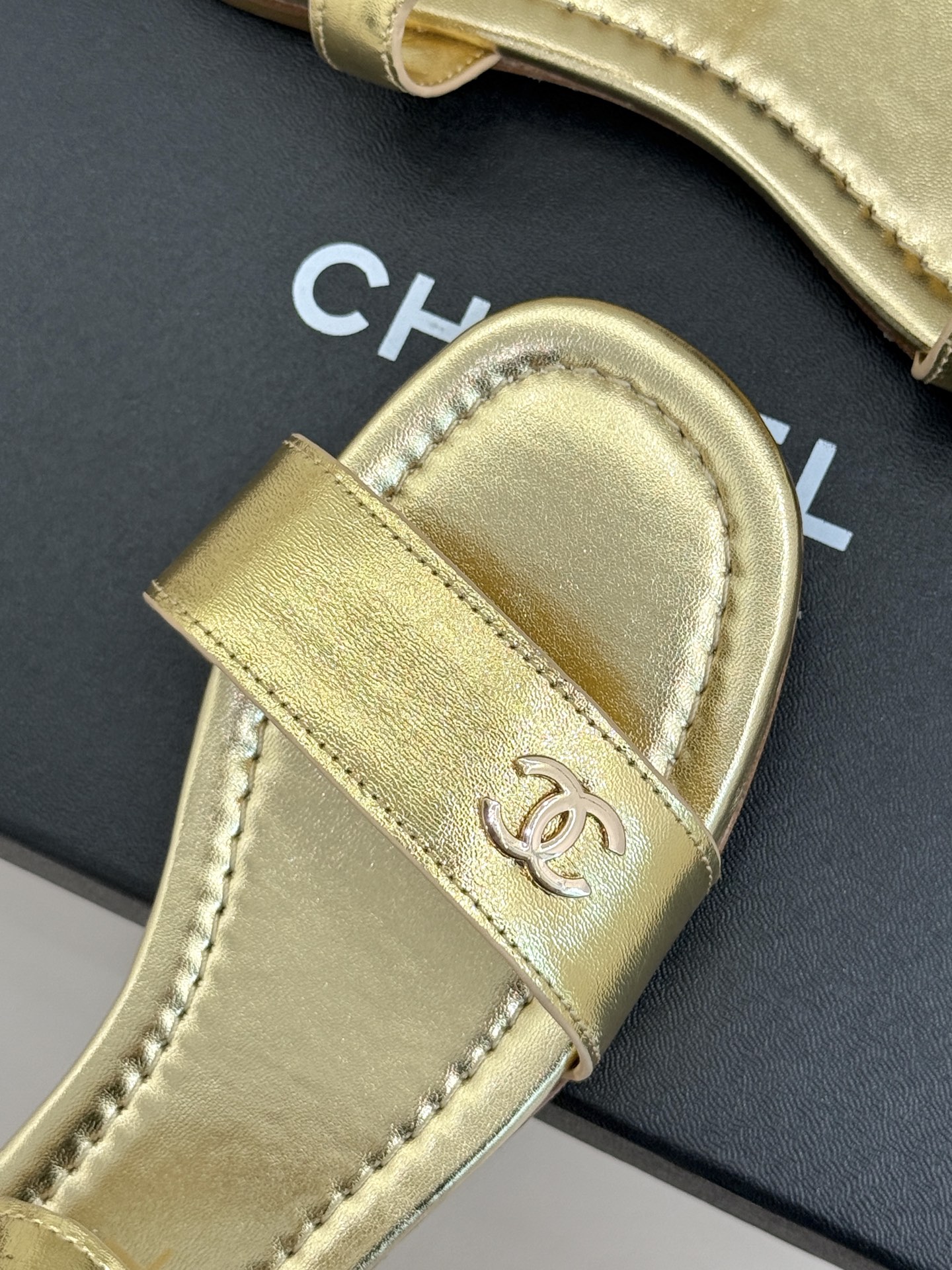 CHANE*|小香26A新品金属双C一字带平底凉鞋CHANE*|小香26A早春神款谁懂啊这双真的美到失语 CHANE*|小香26A新品金属双C一字带平底凉鞋CHANE*|小香26A早春神款谁懂啊这双真的美到失语