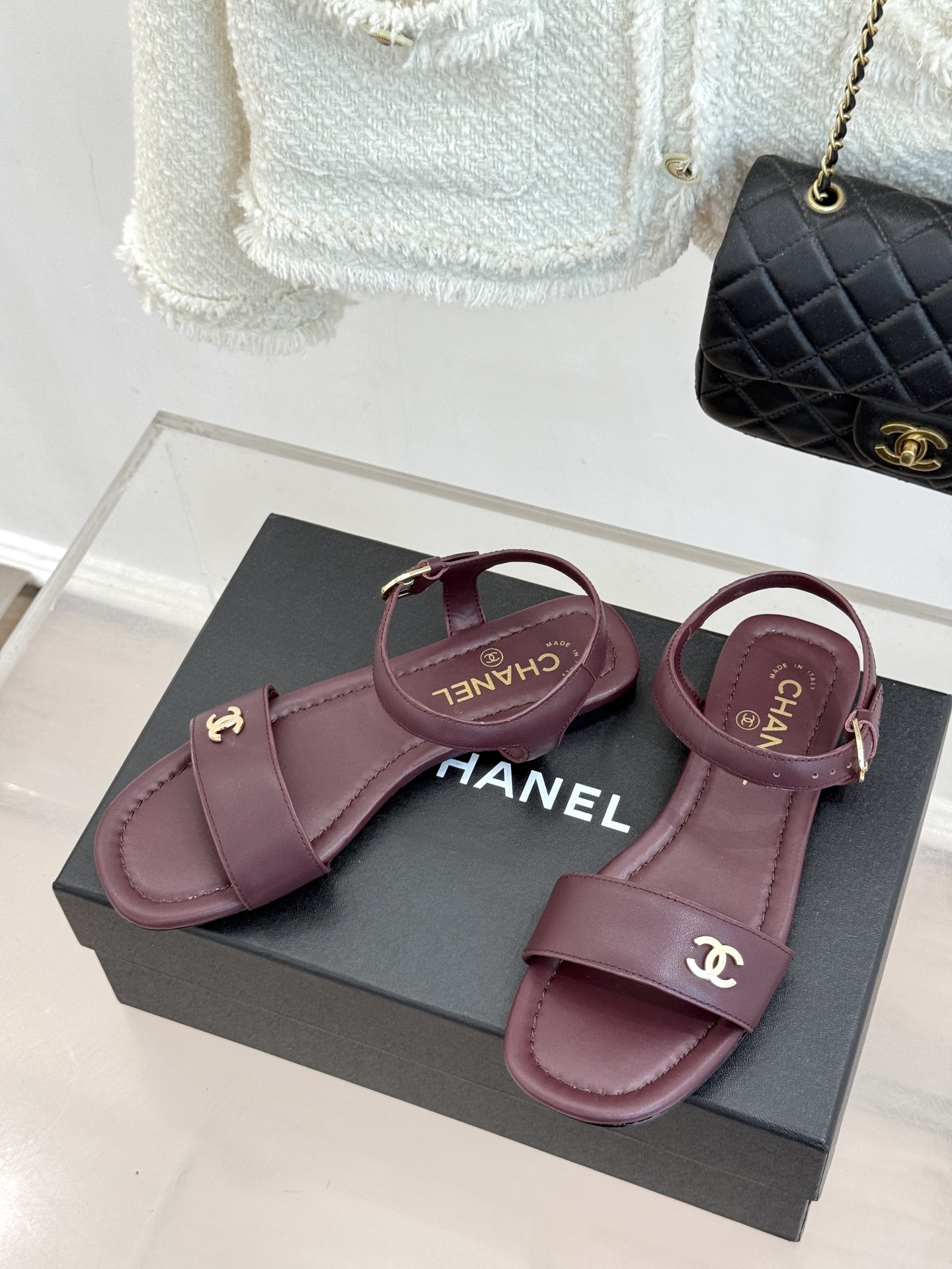 CHANE*｜小香26A新品金属双C一字带平底凉鞋CHANE*｜小香26A早春神款谁懂啊这双真的美到失语