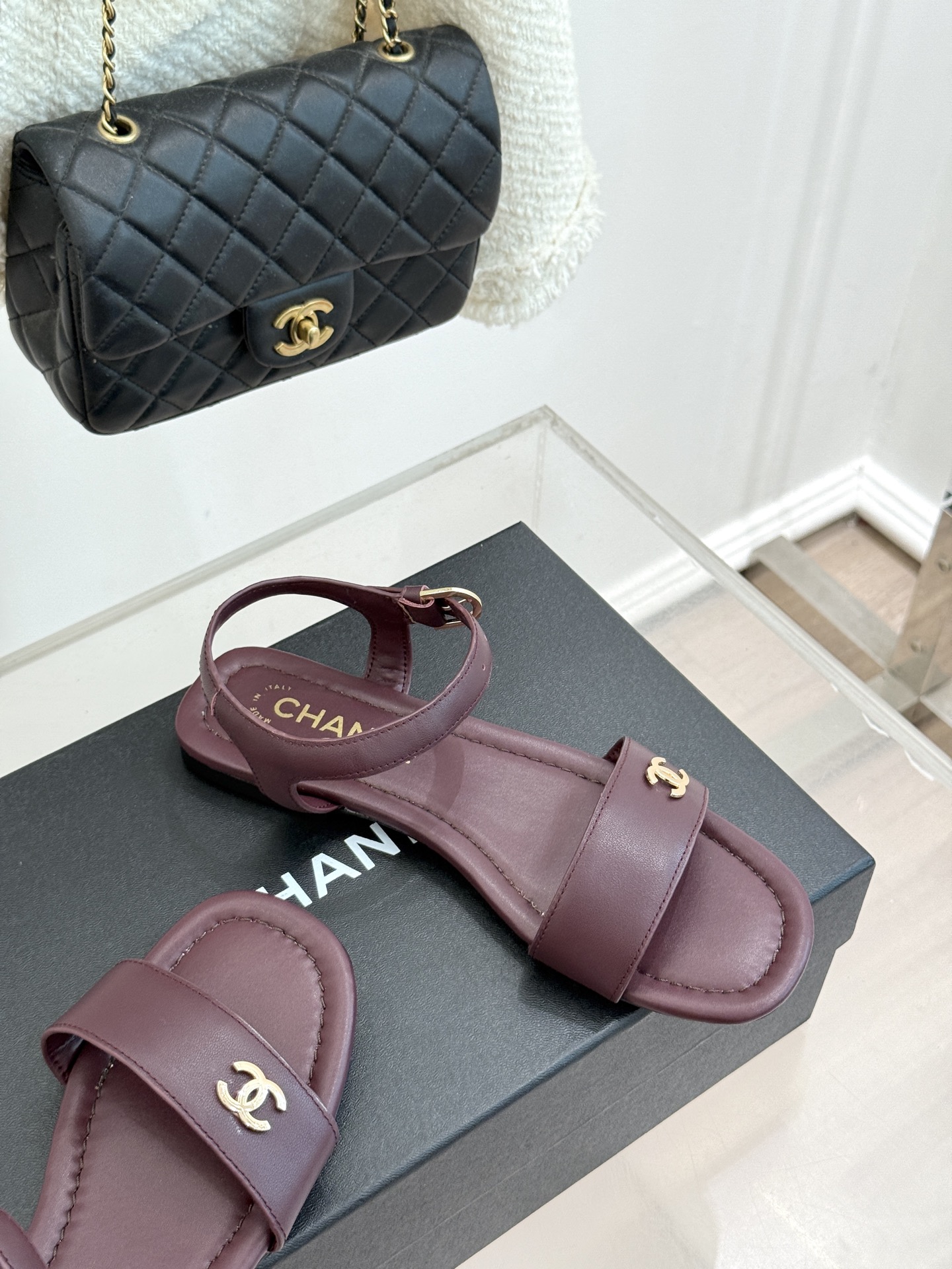 CHANE*｜小香26A新品金属双C一字带平底凉鞋CHANE*｜小香26A早春神款谁懂啊这双真的美到失语
