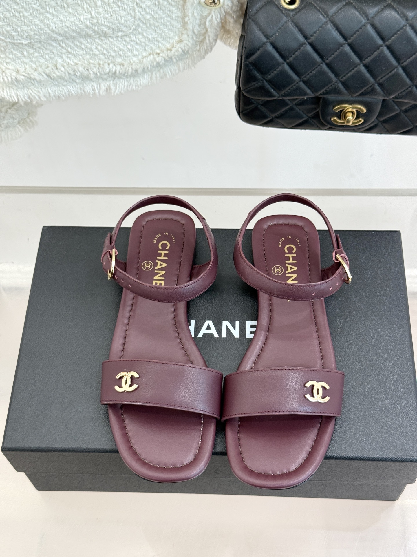 CHANE*｜小香26A新品金属双C一字带平底凉鞋CHANE*｜小香26A早春神款谁懂啊这双真的美到失语