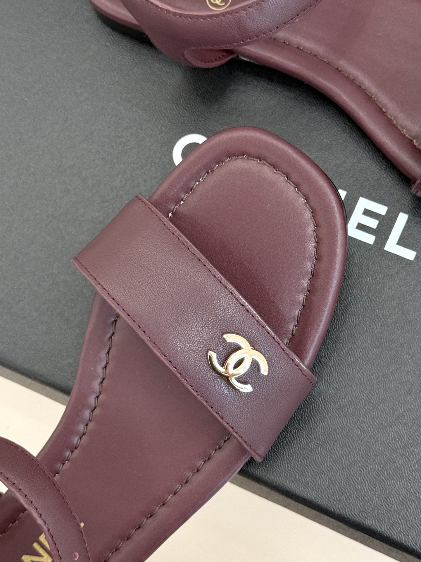 CHANE*｜小香26A新品金属双C一字带平底凉鞋CHANE*｜小香26A早春神款谁懂啊这双真的美到失语