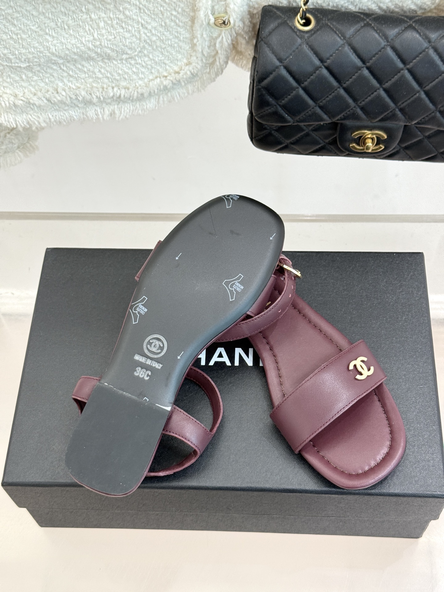 CHANE*｜小香26A新品金属双C一字带平底凉鞋CHANE*｜小香26A早春神款谁懂啊这双真的美到失语