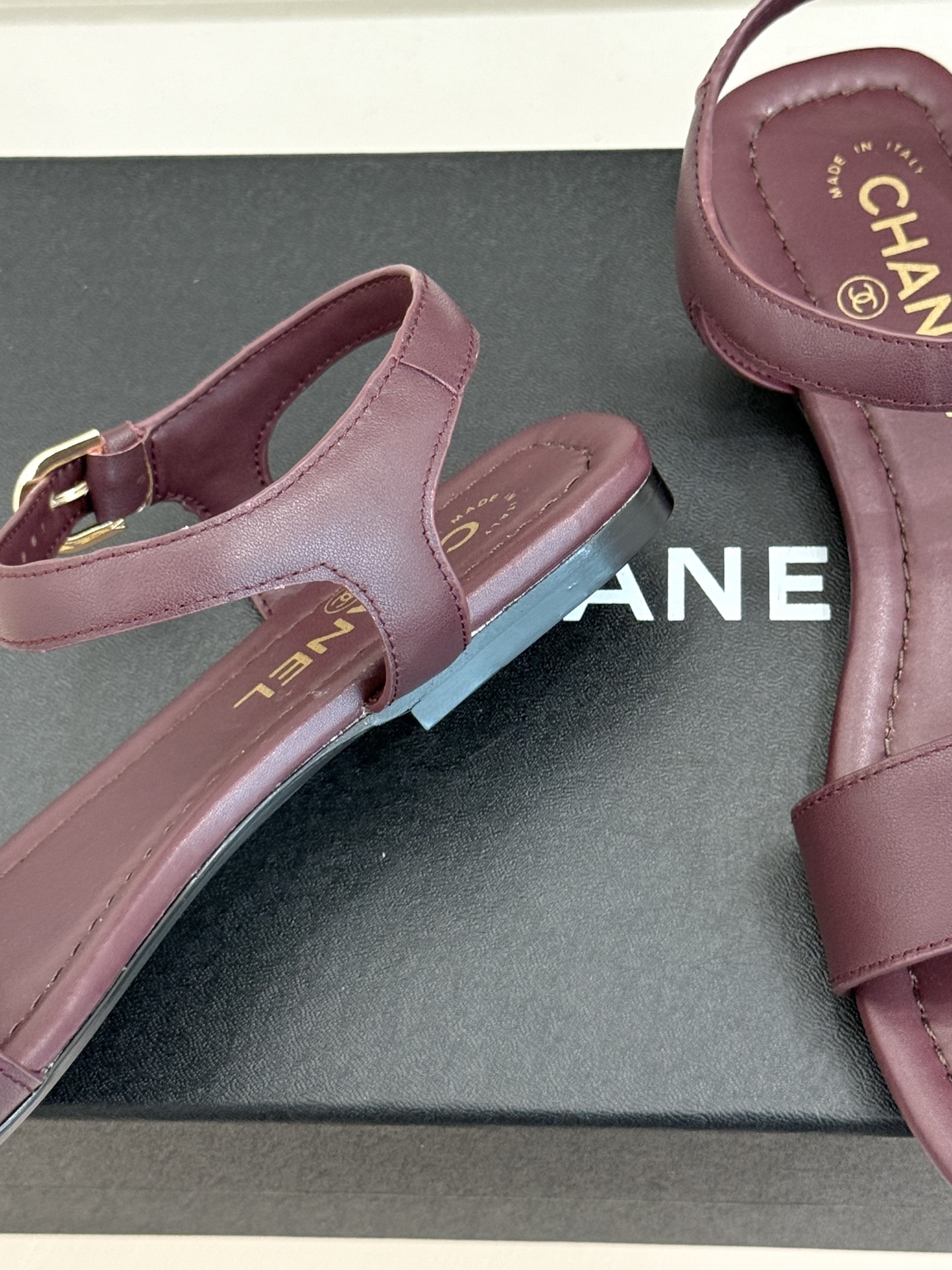 CHANE*｜小香26A新品金属双C一字带平底凉鞋CHANE*｜小香26A早春神款谁懂啊这双真的美到失语