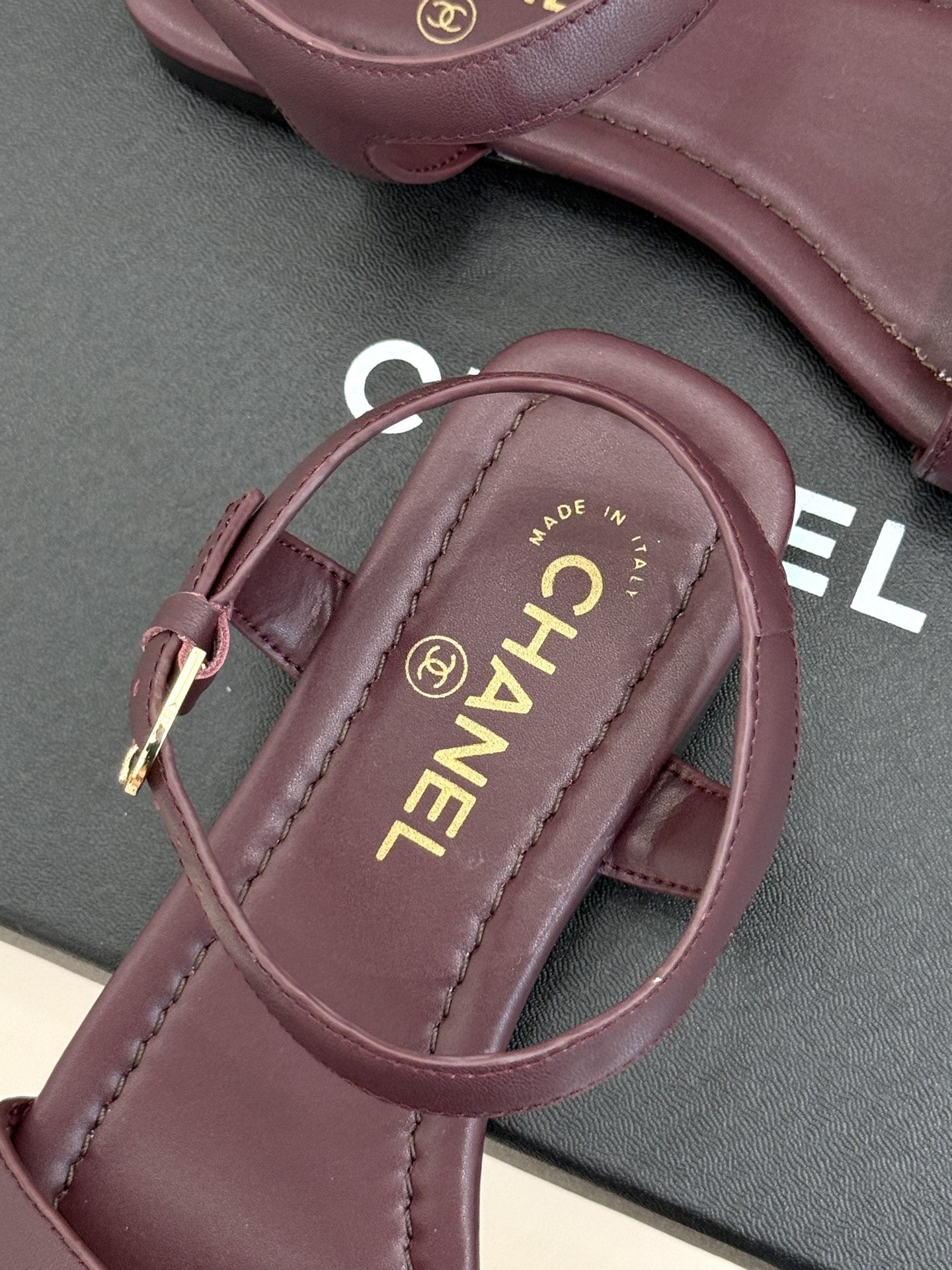 CHANE*｜小香26A新品金属双C一字带平底凉鞋CHANE*｜小香26A早春神款谁懂啊这双真的美到失语