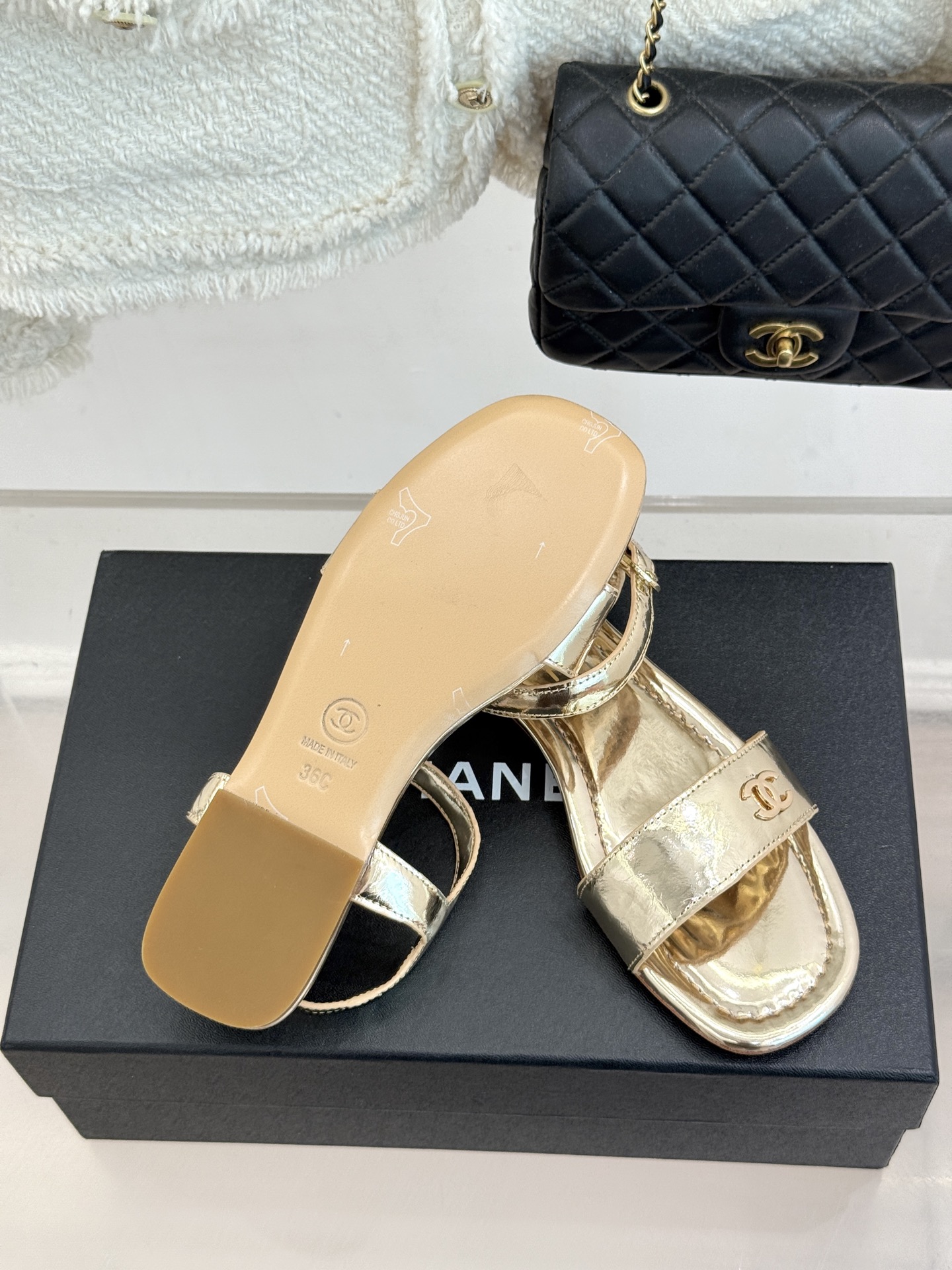 CHANE*|小香26A新品金属双C一字带平底凉鞋CHANE*|小香26A早春神款谁懂啊这双真的美到失语 CHANE*|小香26A新品金属双C一字带平底凉鞋CHANE*|小香26A早春神款谁懂啊这双真的美到失语