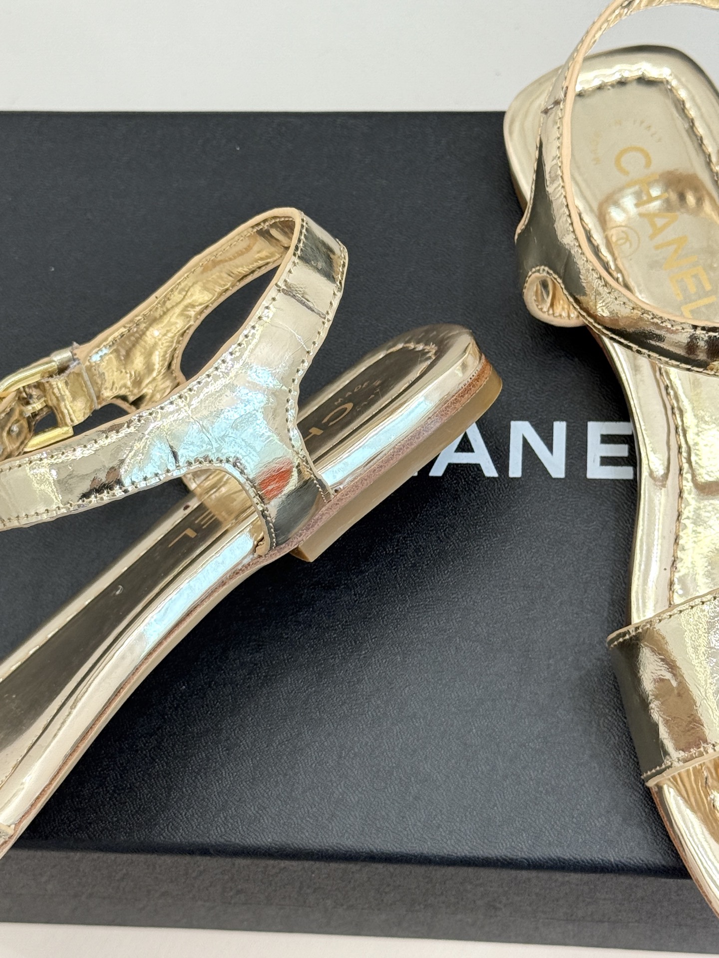 CHANE*|小香26A新品金属双C一字带平底凉鞋CHANE*|小香26A早春神款谁懂啊这双真的美到失语 CHANE*|小香26A新品金属双C一字带平底凉鞋CHANE*|小香26A早春神款谁懂啊这双真的美到失语