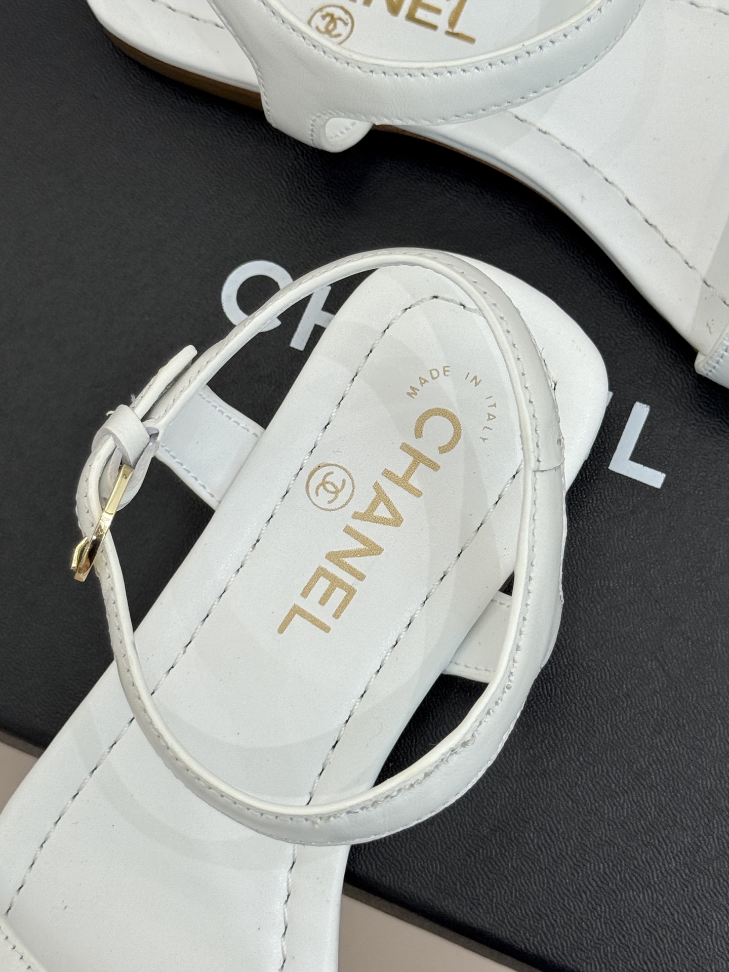 CHANE*｜小香26A新品金属双C一字带平底凉鞋CHANE*｜小香26A早春神款谁懂啊这双真的美到失语