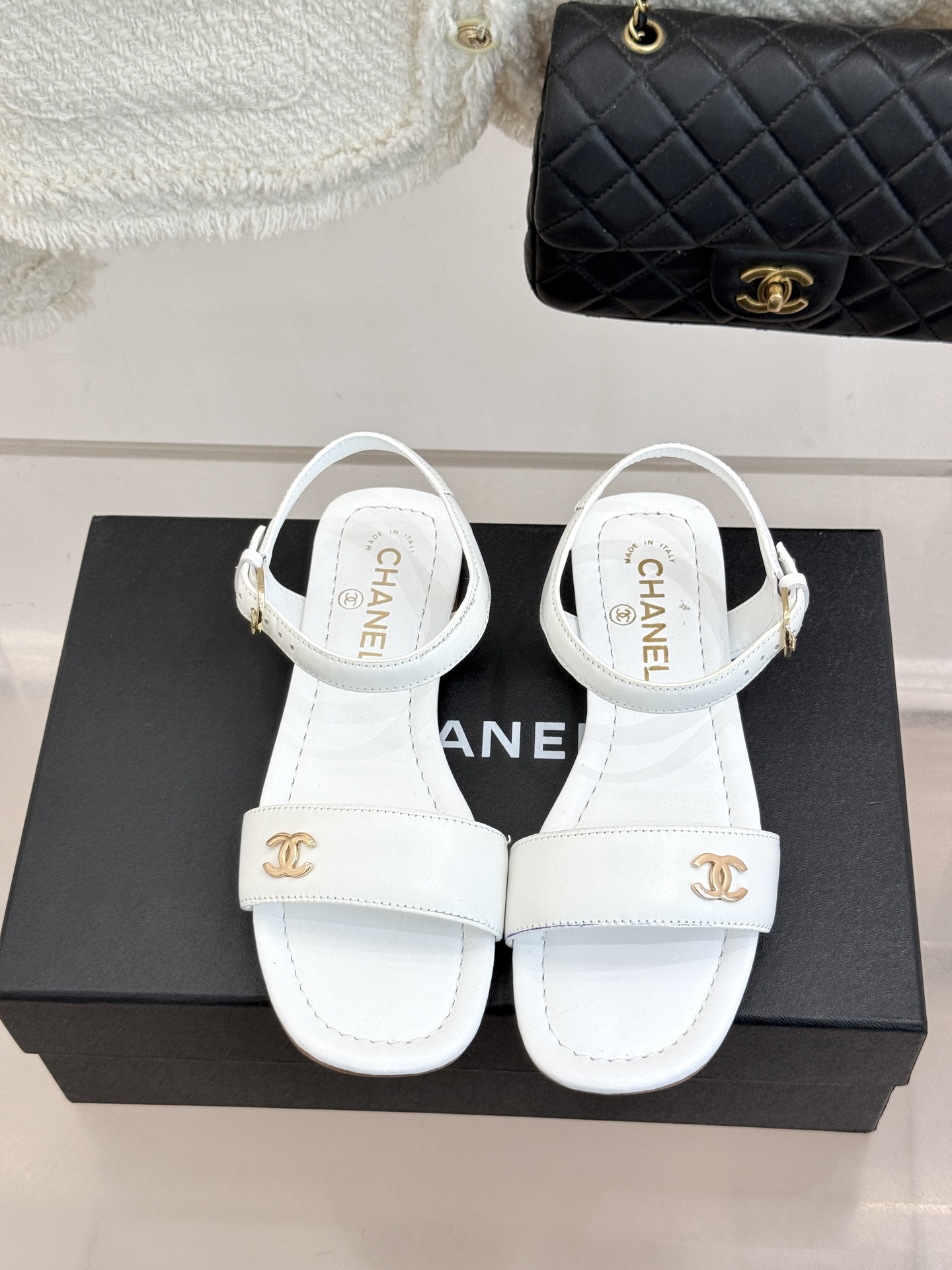 CHANE*｜小香26A新品金属双C一字带平底凉鞋CHANE*｜小香26A早春神款谁懂啊这双真的美到失语