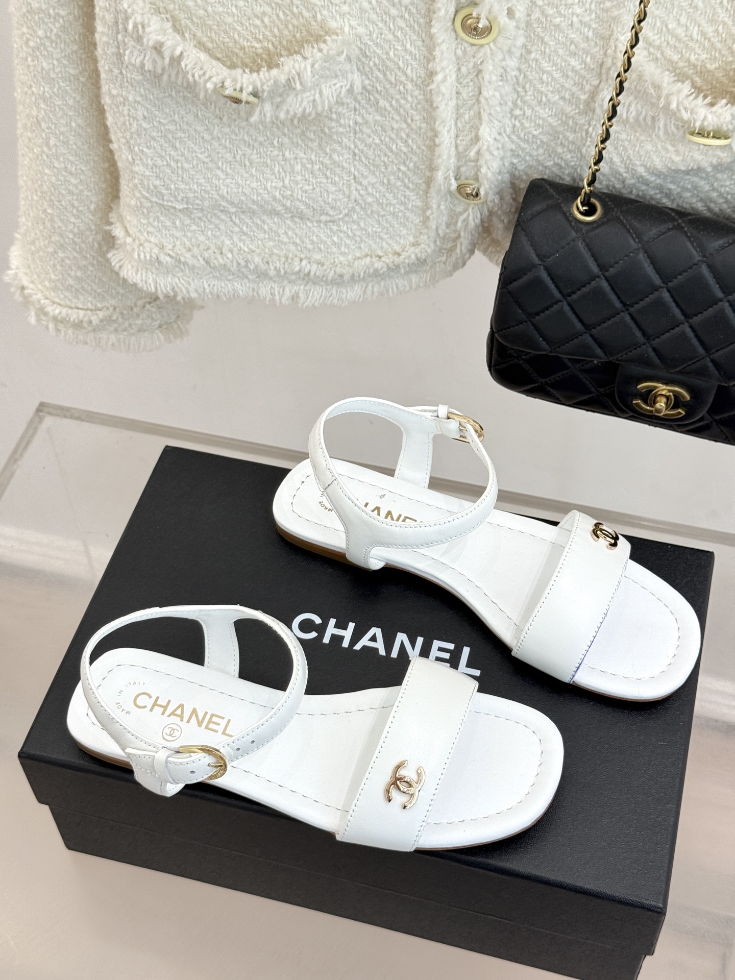 CHANE*｜小香26A新品金属双C一字带平底凉鞋CHANE*｜小香26A早春神款谁懂啊这双真的美到失语