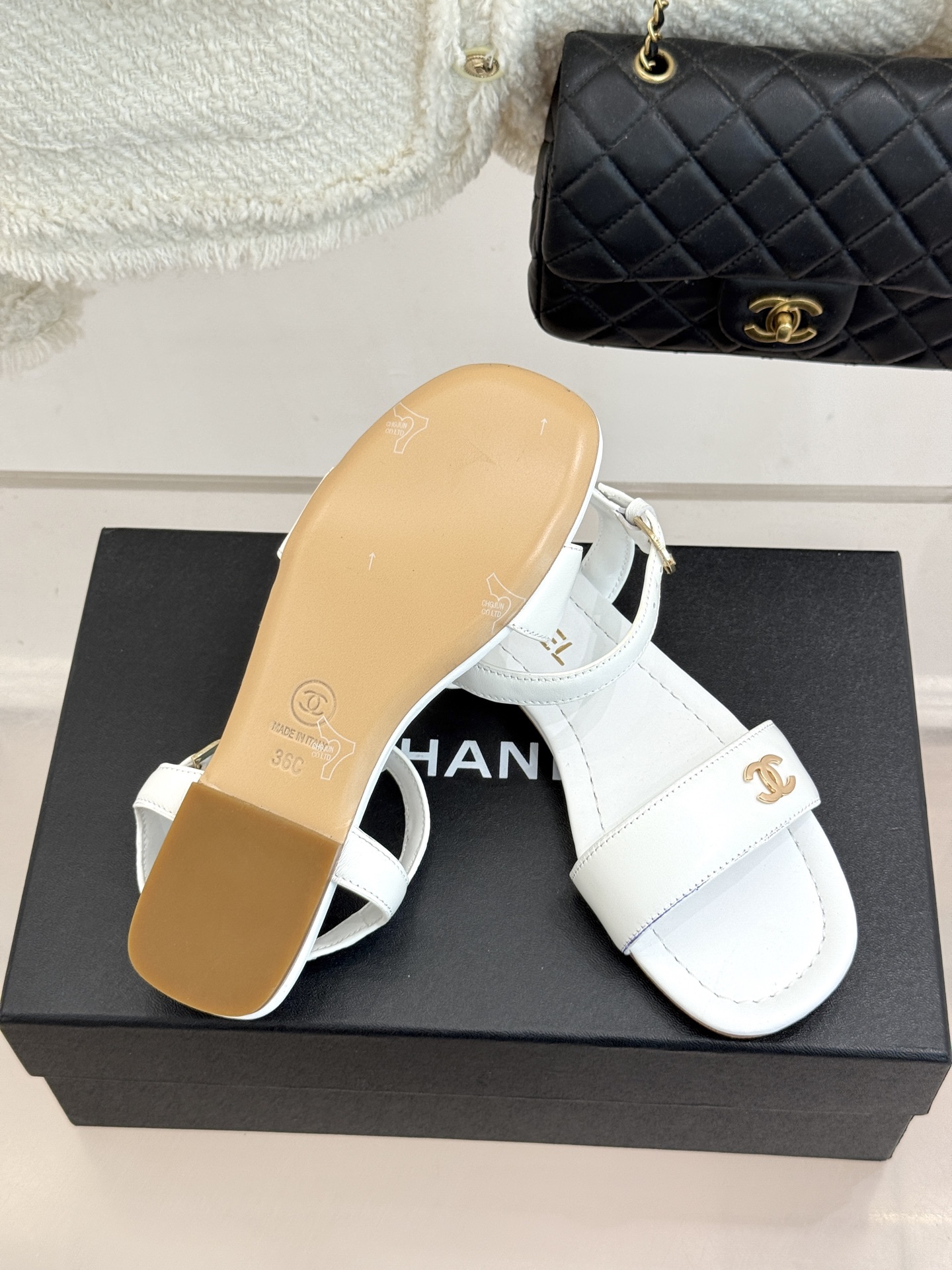 CHANE*｜小香26A新品金属双C一字带平底凉鞋CHANE*｜小香26A早春神款谁懂啊这双真的美到失语