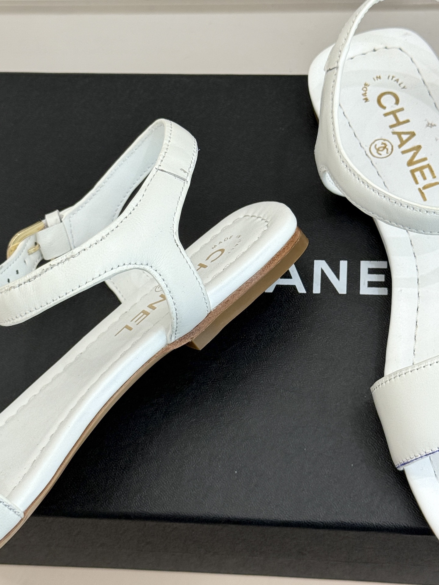 CHANE*｜小香26A新品金属双C一字带平底凉鞋CHANE*｜小香26A早春神款谁懂啊这双真的美到失语