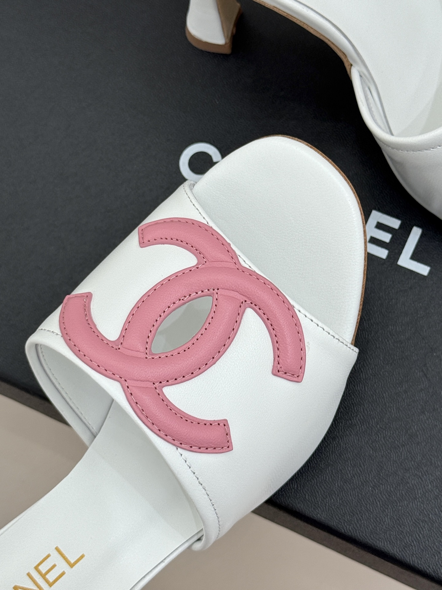 CHANE* ｜小香26S新品大双C镂空高跟拖鞋通透肌理自带轻奢气韵经典双C镌刻品牌底蕴镂空剪裁勾勒灵动