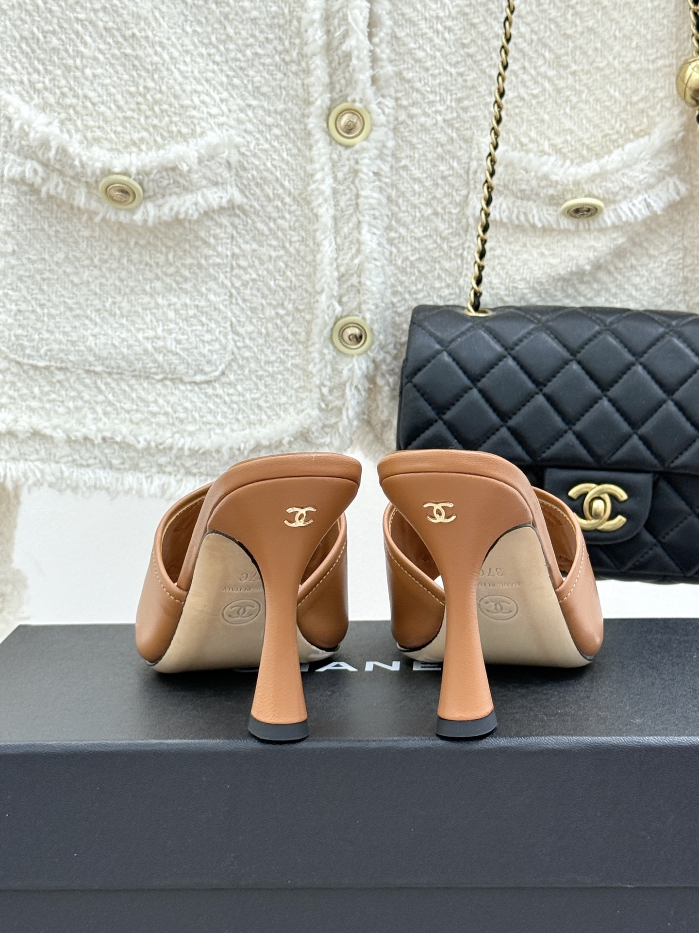 CHANE* |小香26S新品大双C镂空高跟拖鞋通透肌理自带轻奢气韵经典双C镌刻品牌底蕴镂空剪裁勾勒灵动 CHANE* |小香26S新品大双C镂空高跟拖鞋通透肌理自带轻奢气韵经典双C镌刻品牌底蕴镂空剪裁勾勒灵动