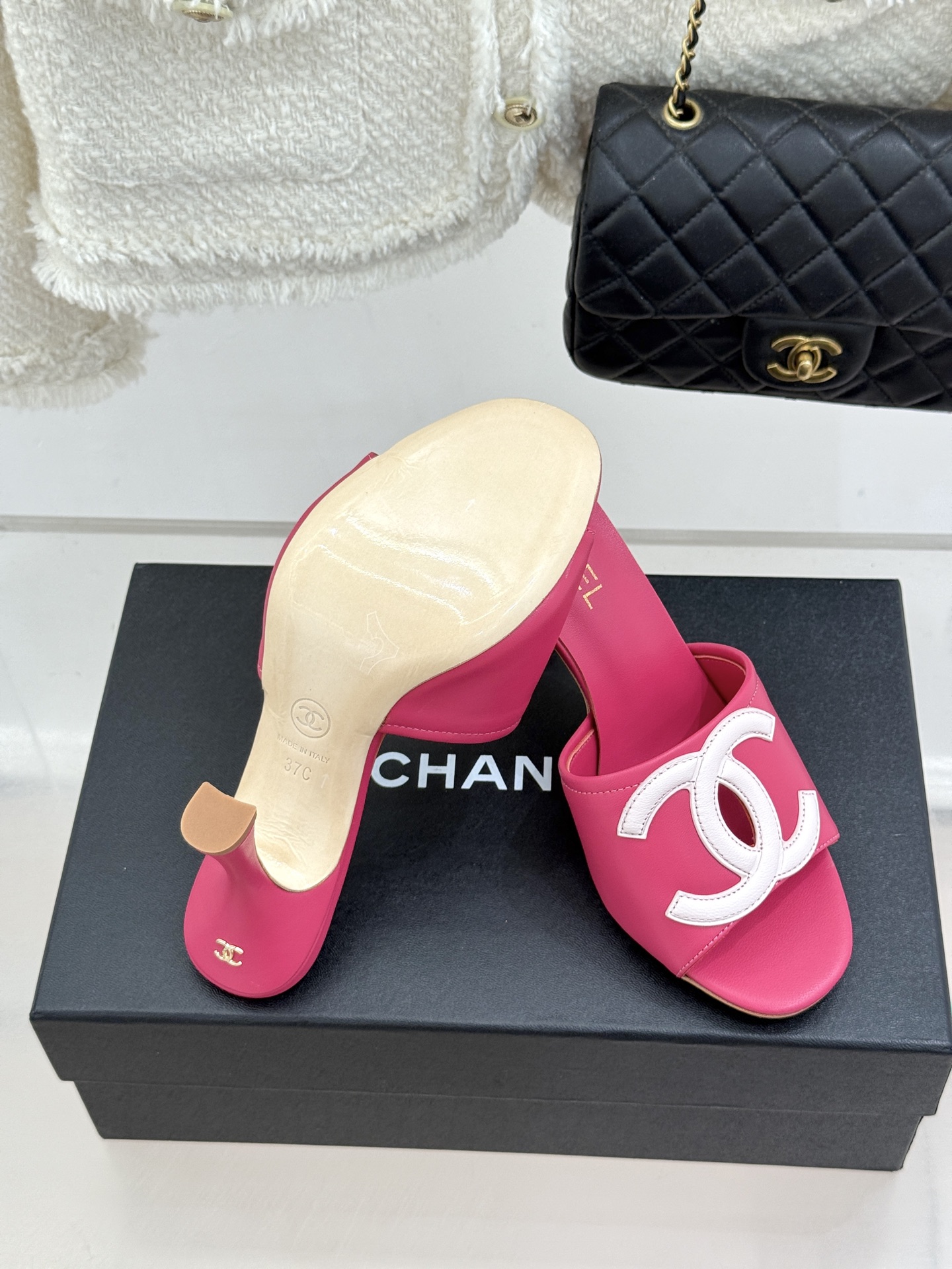 CHANE* |小香26S新品大双C镂空高跟拖鞋通透肌理自带轻奢气韵经典双C镌刻品牌底蕴镂空剪裁勾勒灵动 CHANE* |小香26S新品大双C镂空高跟拖鞋通透肌理自带轻奢气韵经典双C镌刻品牌底蕴镂空剪裁勾勒灵动