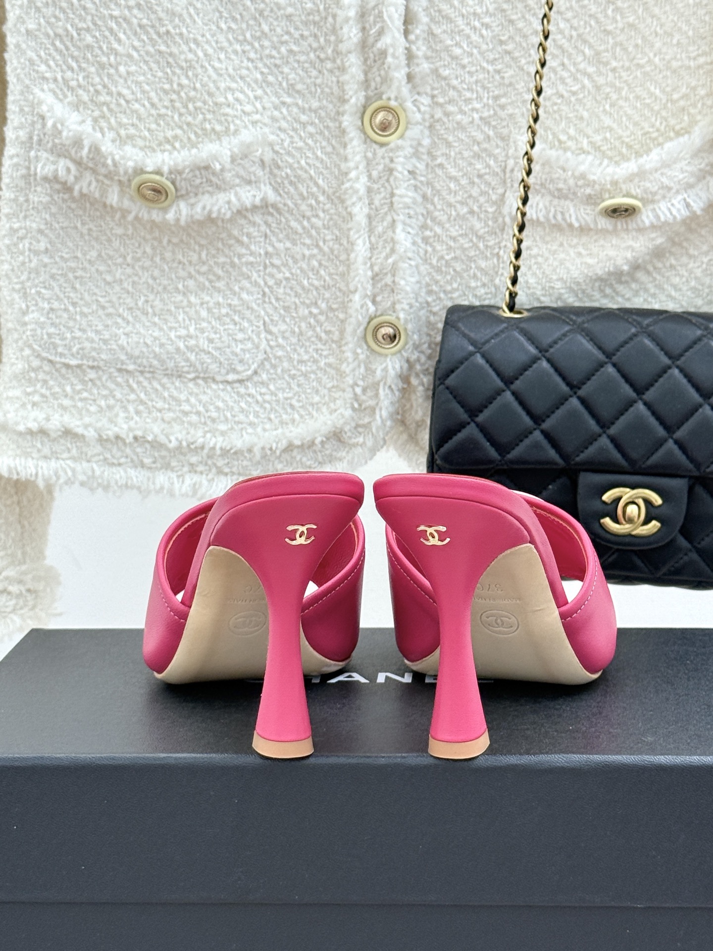 CHANE* |小香26S新品大双C镂空高跟拖鞋通透肌理自带轻奢气韵经典双C镌刻品牌底蕴镂空剪裁勾勒灵动 CHANE* |小香26S新品大双C镂空高跟拖鞋通透肌理自带轻奢气韵经典双C镌刻品牌底蕴镂空剪裁勾勒灵动