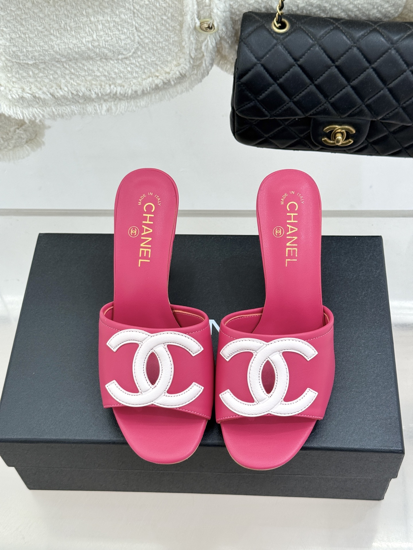 CHANE* |小香26S新品大双C镂空高跟拖鞋通透肌理自带轻奢气韵经典双C镌刻品牌底蕴镂空剪裁勾勒灵动 CHANE* |小香26S新品大双C镂空高跟拖鞋通透肌理自带轻奢气韵经典双C镌刻品牌底蕴镂空剪裁勾勒灵动