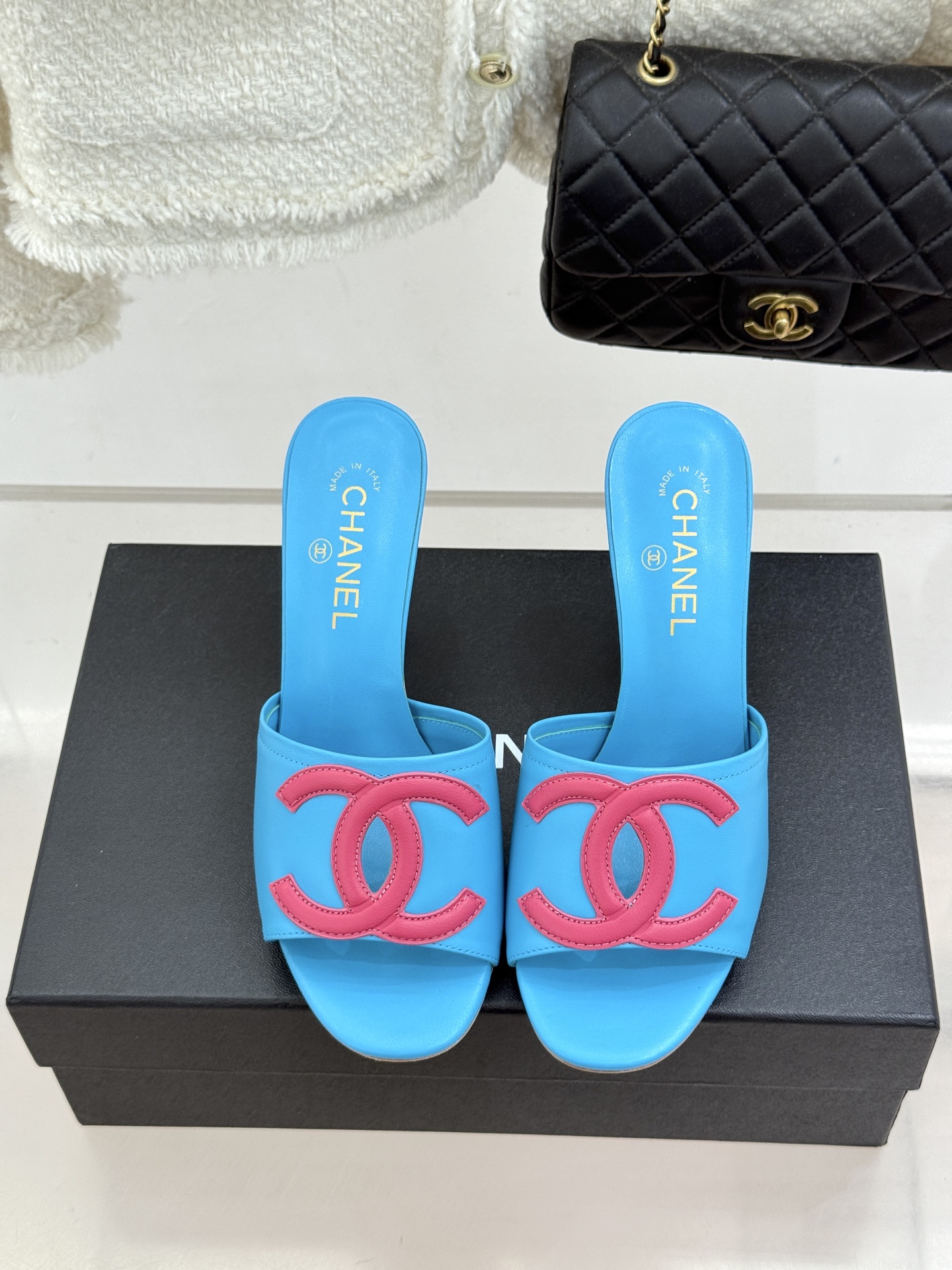 CHANE* |小香26S新品大双C镂空高跟拖鞋通透肌理自带轻奢气韵经典双C镌刻品牌底蕴镂空剪裁勾勒灵动 CHANE* |小香26S新品大双C镂空高跟拖鞋通透肌理自带轻奢气韵经典双C镌刻品牌底蕴镂空剪裁勾勒灵动