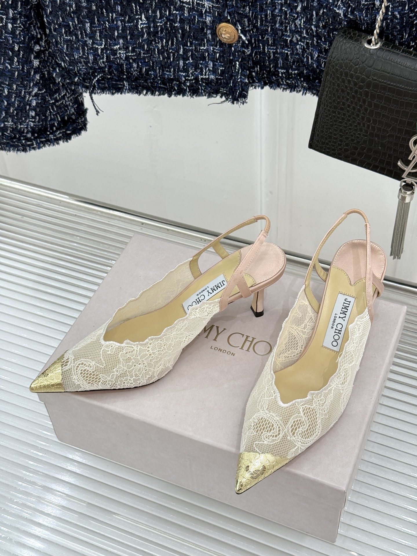 Jimmy Choo/吉米周26WF新品蕾丝金属头高跟凉鞋承袭品牌30年英伦奢雅基因这款凉鞋解锁现代女性 Jimmy Choo/吉米周26WF新品蕾丝金属头高跟凉鞋承袭品牌30年英伦奢雅基因这款凉鞋解锁现代女性