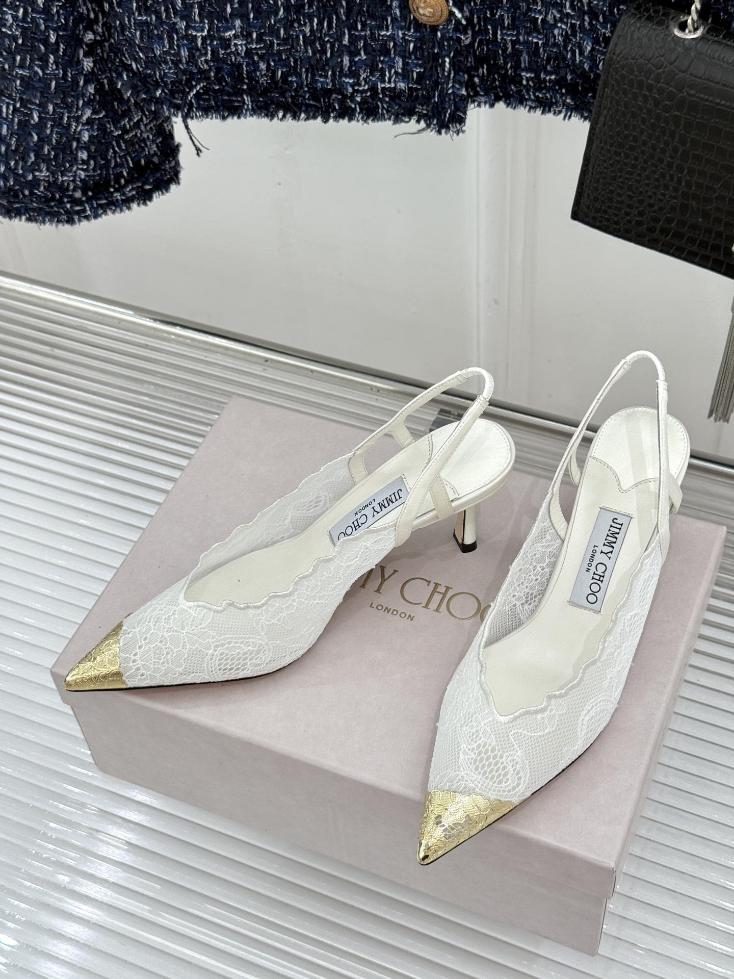 Jimmy Choo/吉米周26WF新品蕾丝金属头高跟凉鞋承袭品牌30年英伦奢雅基因这款凉鞋解锁现代女性 Jimmy Choo/吉米周26WF新品蕾丝金属头高跟凉鞋承袭品牌30年英伦奢雅基因这款凉鞋解锁现代女性