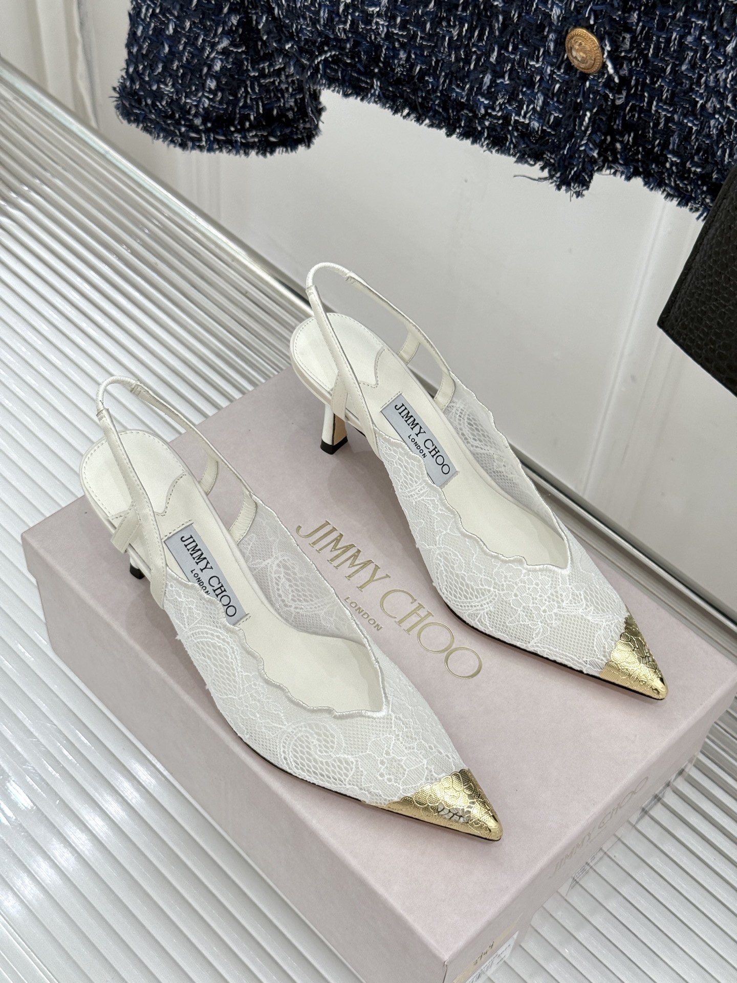 Jimmy Choo/吉米周26WF新品蕾丝金属头高跟凉鞋承袭品牌30年英伦奢雅基因这款凉鞋解锁现代女性 Jimmy Choo/吉米周26WF新品蕾丝金属头高跟凉鞋承袭品牌30年英伦奢雅基因这款凉鞋解锁现代女性