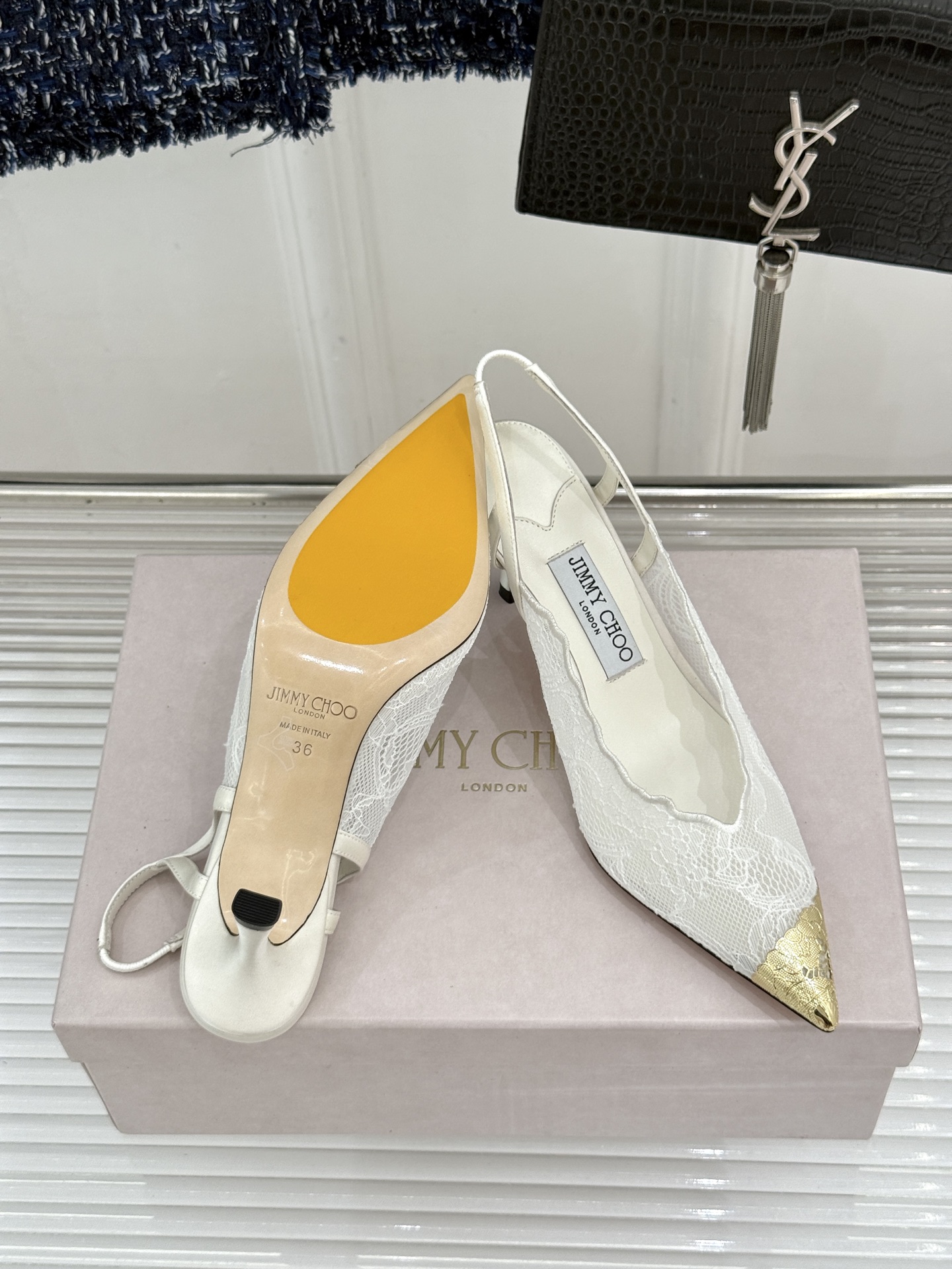 Jimmy Choo/吉米周26WF新品蕾丝金属头高跟凉鞋承袭品牌30年英伦奢雅基因这款凉鞋解锁现代女性 Jimmy Choo/吉米周26WF新品蕾丝金属头高跟凉鞋承袭品牌30年英伦奢雅基因这款凉鞋解锁现代女性