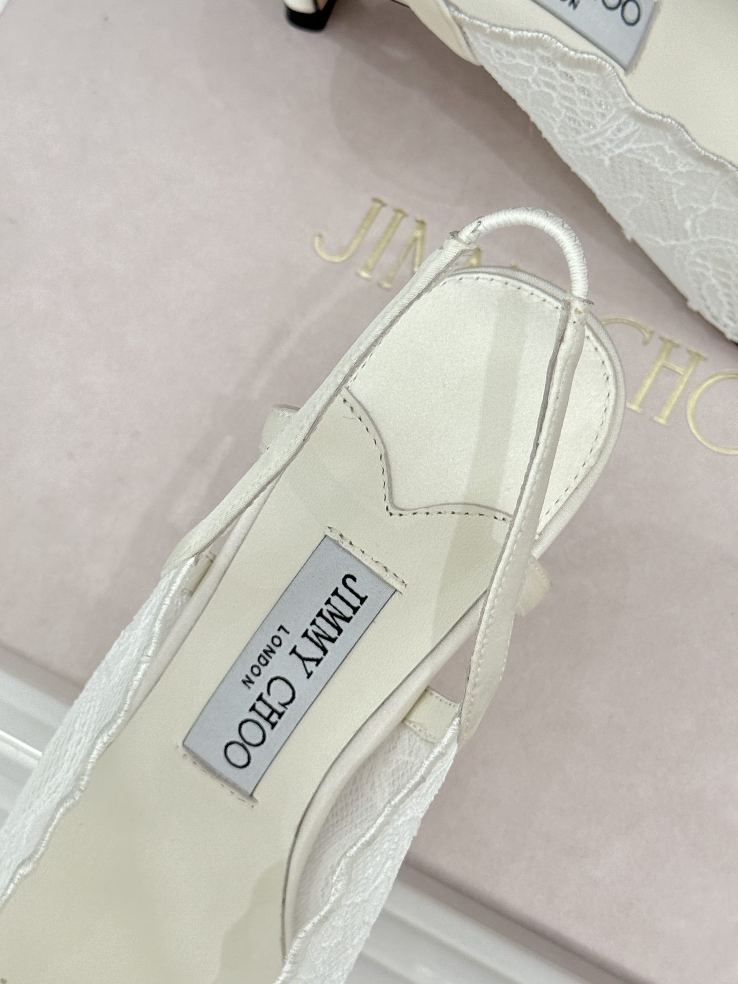 Jimmy Choo/吉米周26WF新品蕾丝金属头高跟凉鞋承袭品牌30年英伦奢雅基因这款凉鞋解锁现代女性 Jimmy Choo/吉米周26WF新品蕾丝金属头高跟凉鞋承袭品牌30年英伦奢雅基因这款凉鞋解锁现代女性