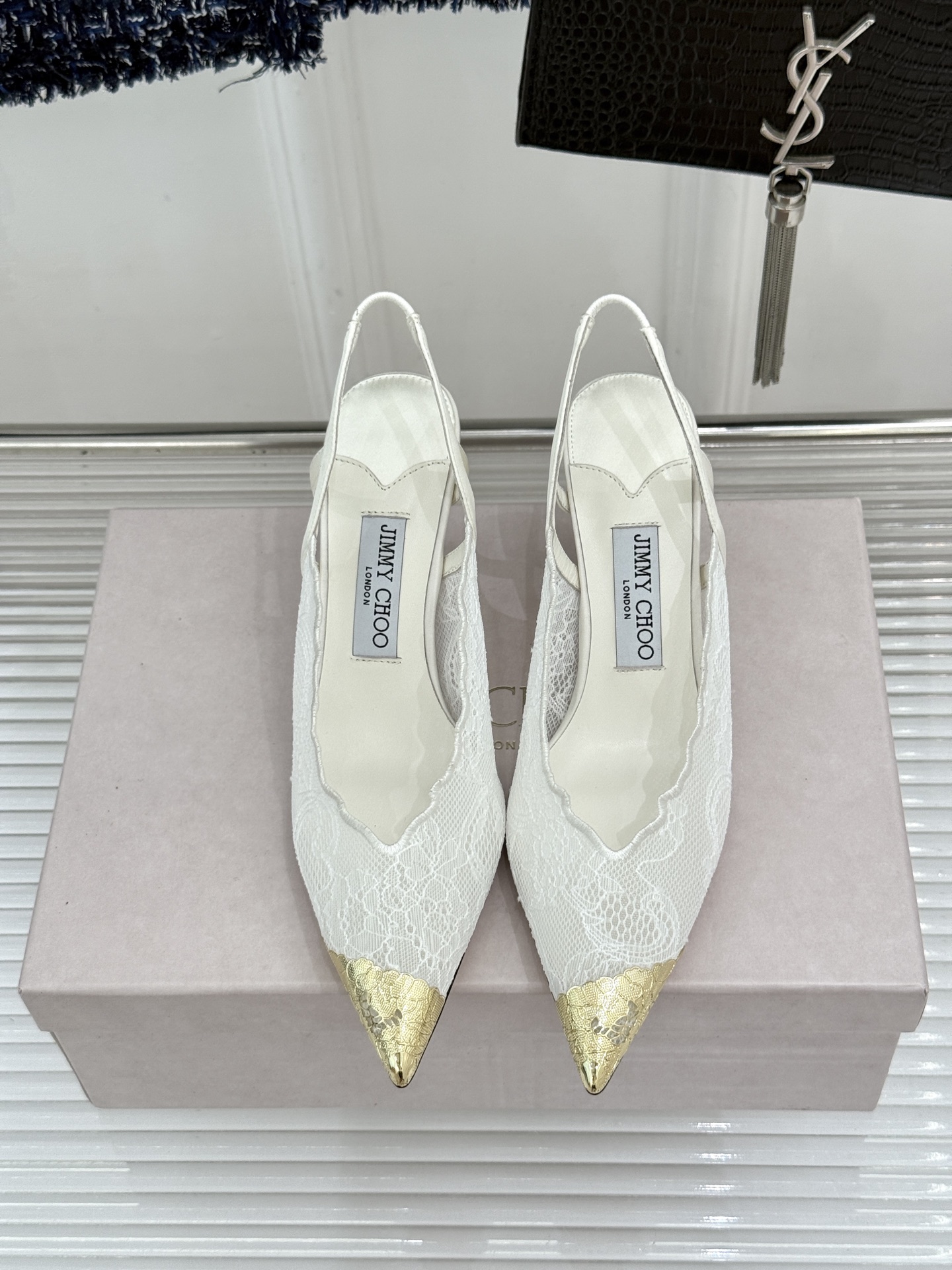Jimmy Choo/吉米周26WF新品蕾丝金属头高跟凉鞋承袭品牌30年英伦奢雅基因这款凉鞋解锁现代女性 Jimmy Choo/吉米周26WF新品蕾丝金属头高跟凉鞋承袭品牌30年英伦奢雅基因这款凉鞋解锁现代女性