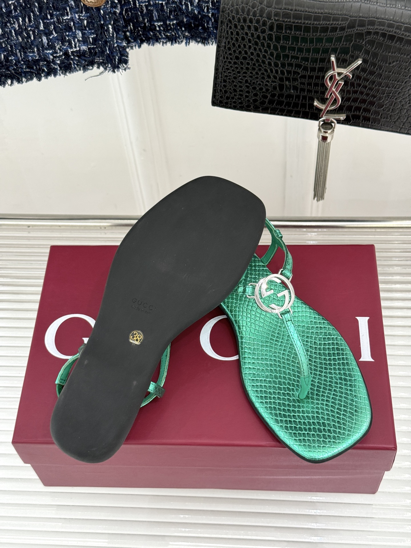 Gucci/古驰26WF新品双G夹脚方头平底凉鞋G家26WF春夏度假新作复古方头勾勒纤细脚型经典互扣双G