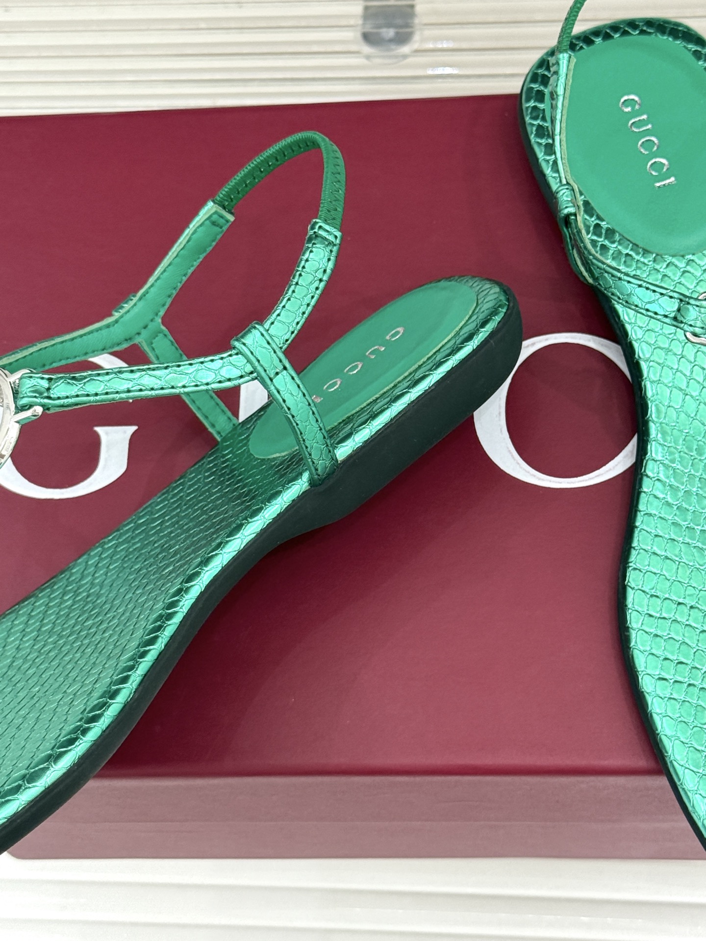 Gucci/古驰26WF新品双G夹脚方头平底凉鞋G家26WF春夏度假新作复古方头勾勒纤细脚型经典互扣双G