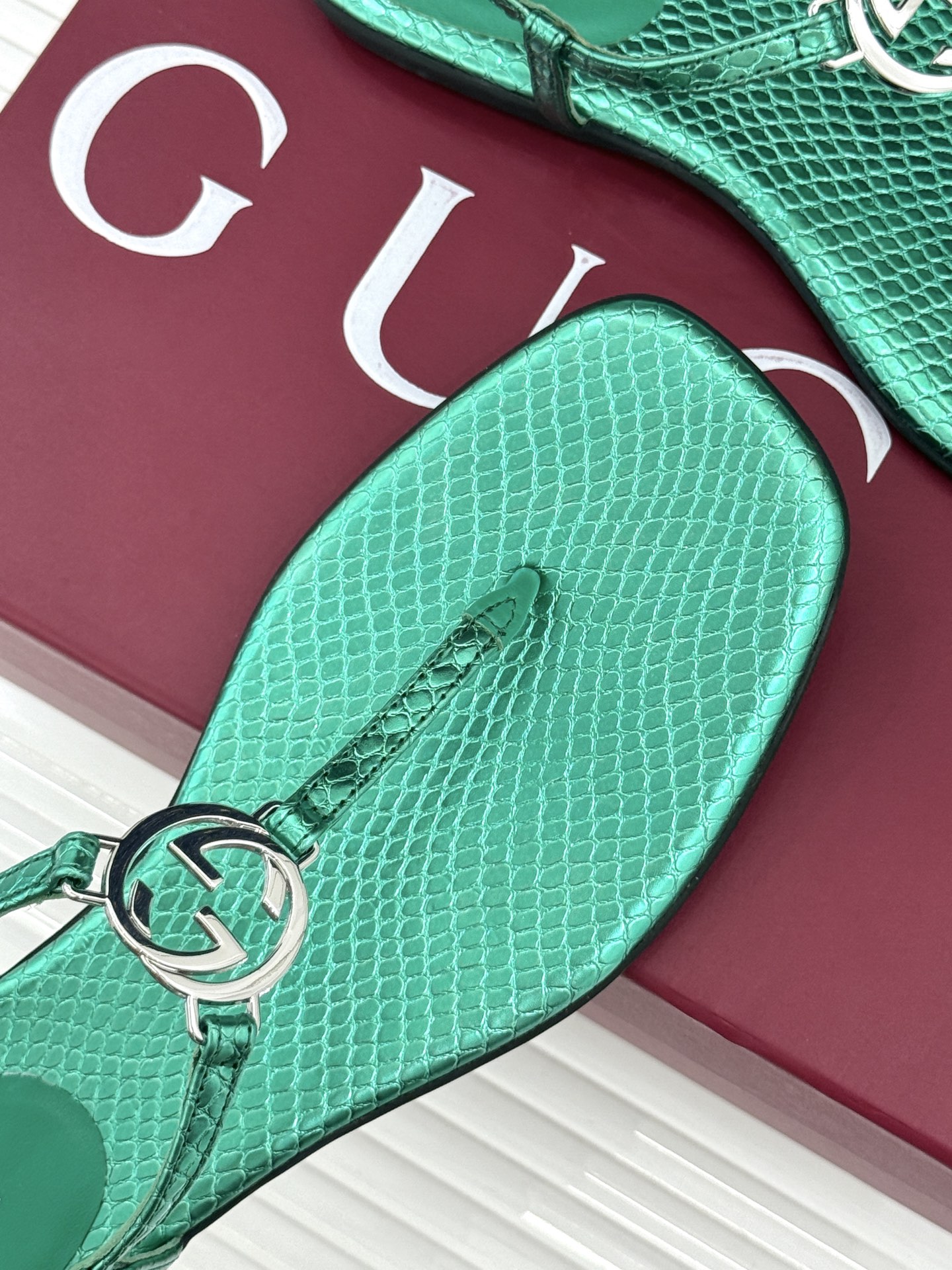 Gucci/古驰26WF新品双G夹脚方头平底凉鞋G家26WF春夏度假新作复古方头勾勒纤细脚型经典互扣双G