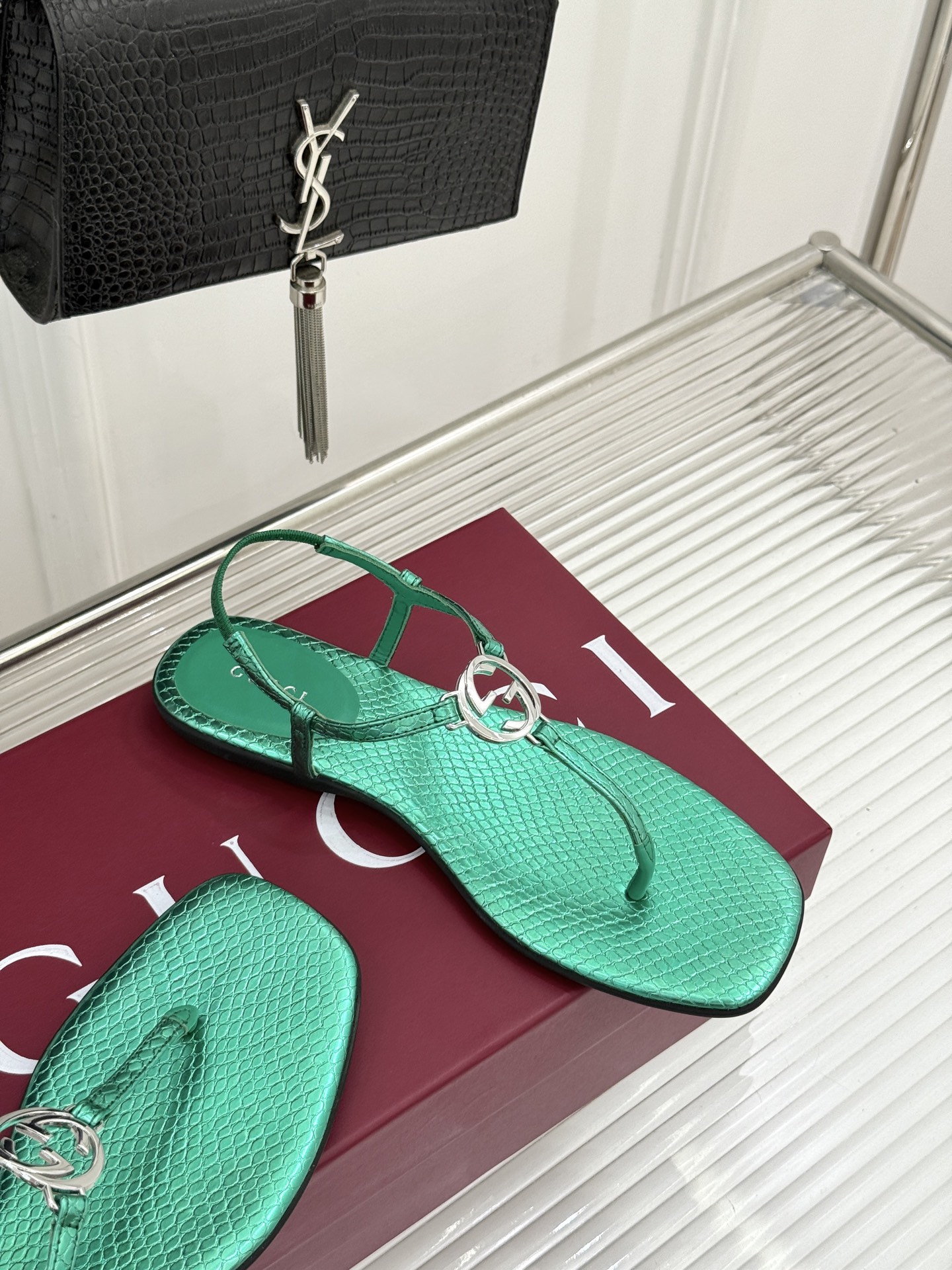 Gucci/古驰26WF新品双G夹脚方头平底凉鞋G家26WF春夏度假新作复古方头勾勒纤细脚型经典互扣双G