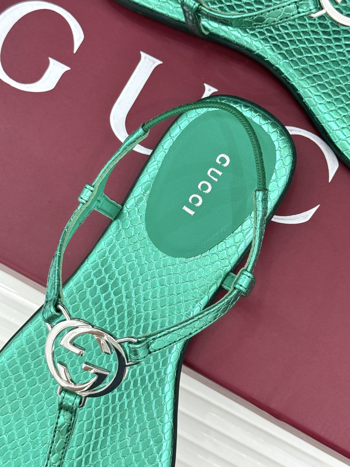 Gucci/古驰26WF新品双G夹脚方头平底凉鞋G家26WF春夏度假新作复古方头勾勒纤细脚型经典互扣双G