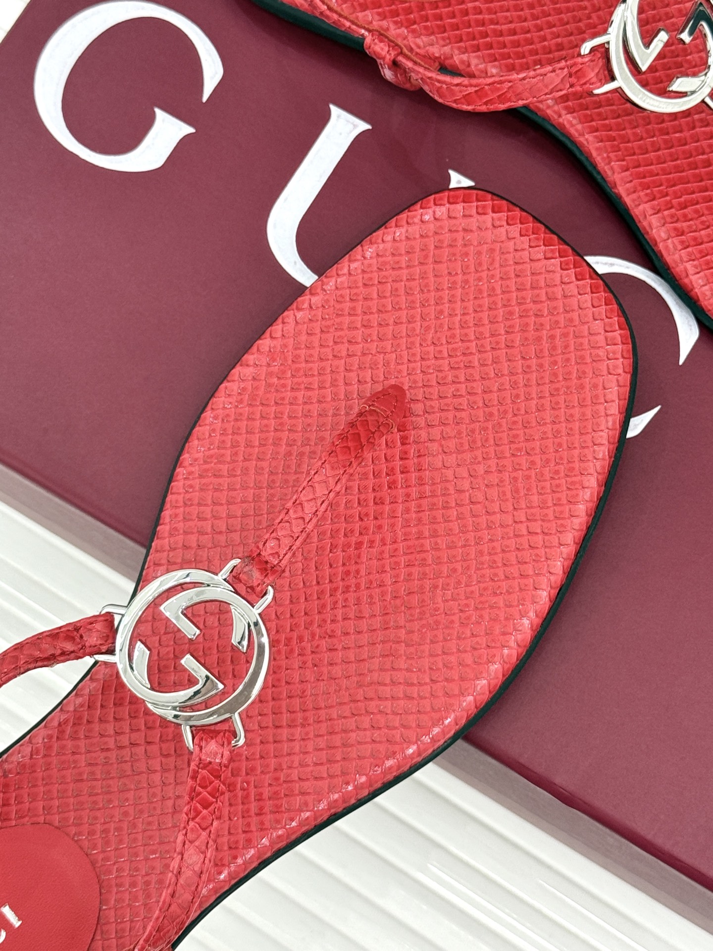 Gucci/古驰26WF新品双G夹脚方头平底凉鞋G家26WF春夏度假新作复古方头勾勒纤细脚型经典互扣双G