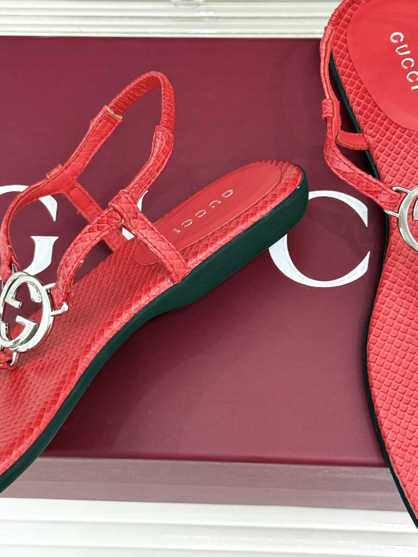 Gucci/古驰26WF新品双G夹脚方头平底凉鞋G家26WF春夏度假新作复古方头勾勒纤细脚型经典互扣双G