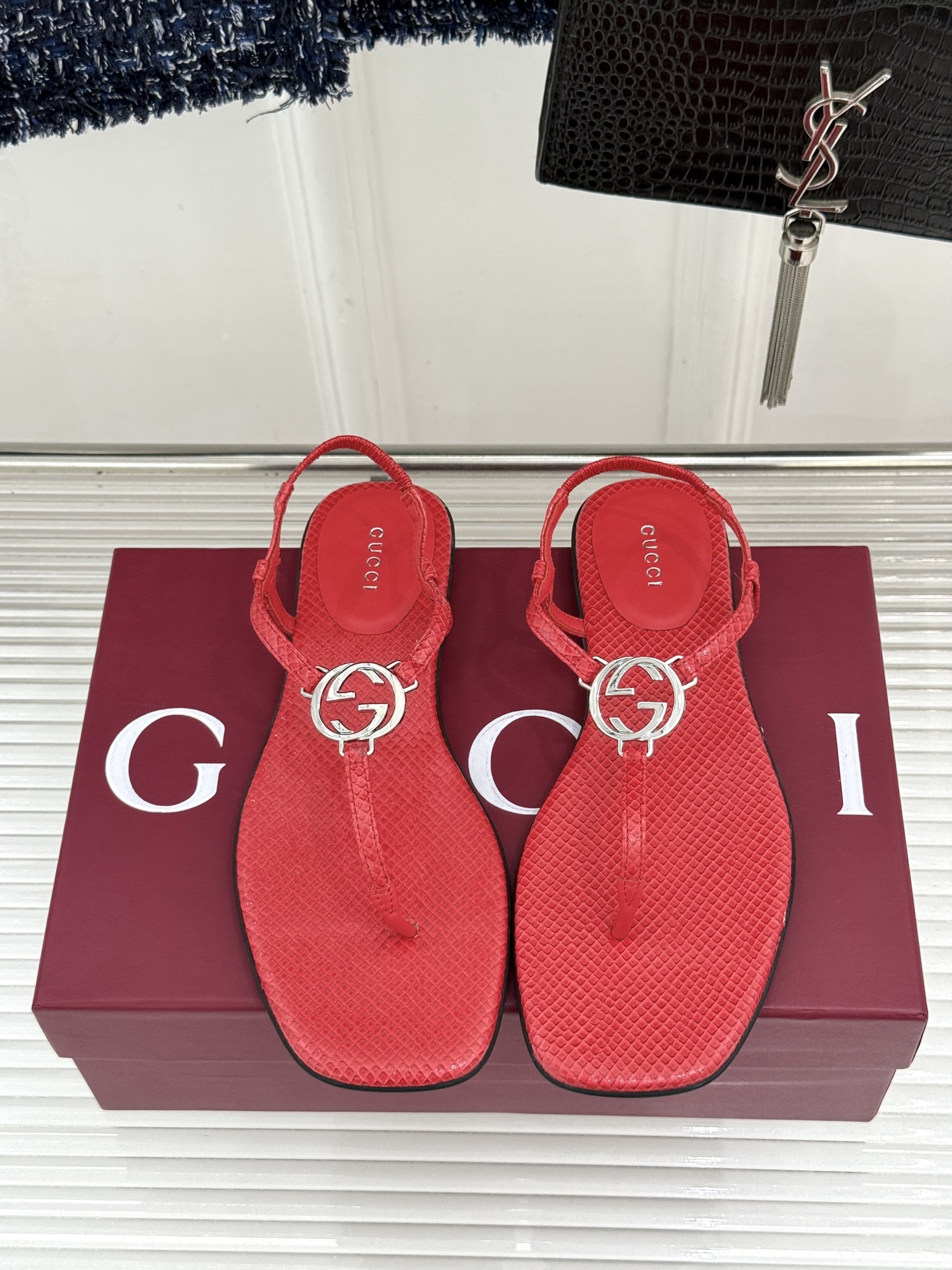 Gucci/古驰26WF新品双G夹脚方头平底凉鞋G家26WF春夏度假新作复古方头勾勒纤细脚型经典互扣双G
