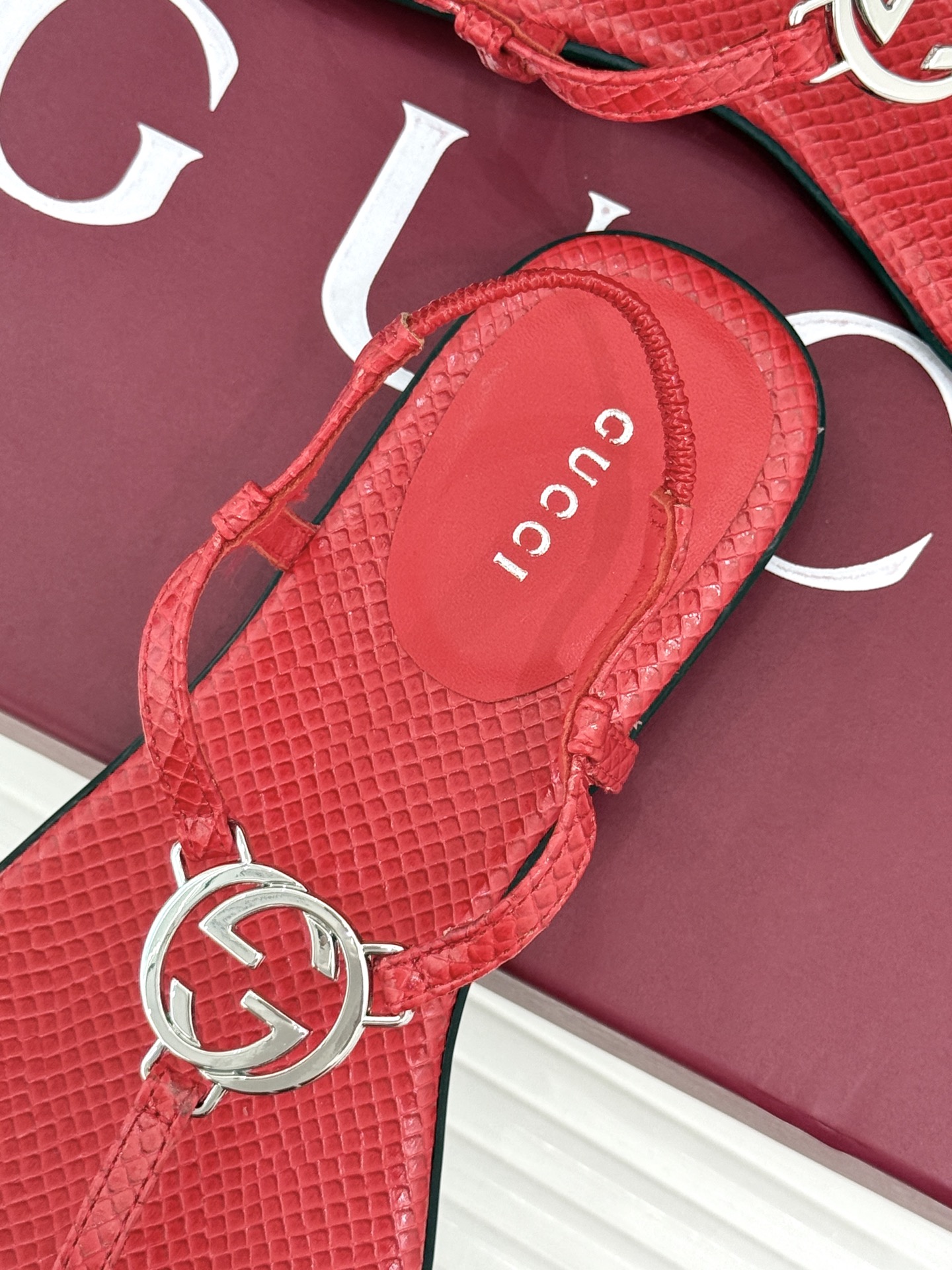 Gucci/古驰26WF新品双G夹脚方头平底凉鞋G家26WF春夏度假新作复古方头勾勒纤细脚型经典互扣双G