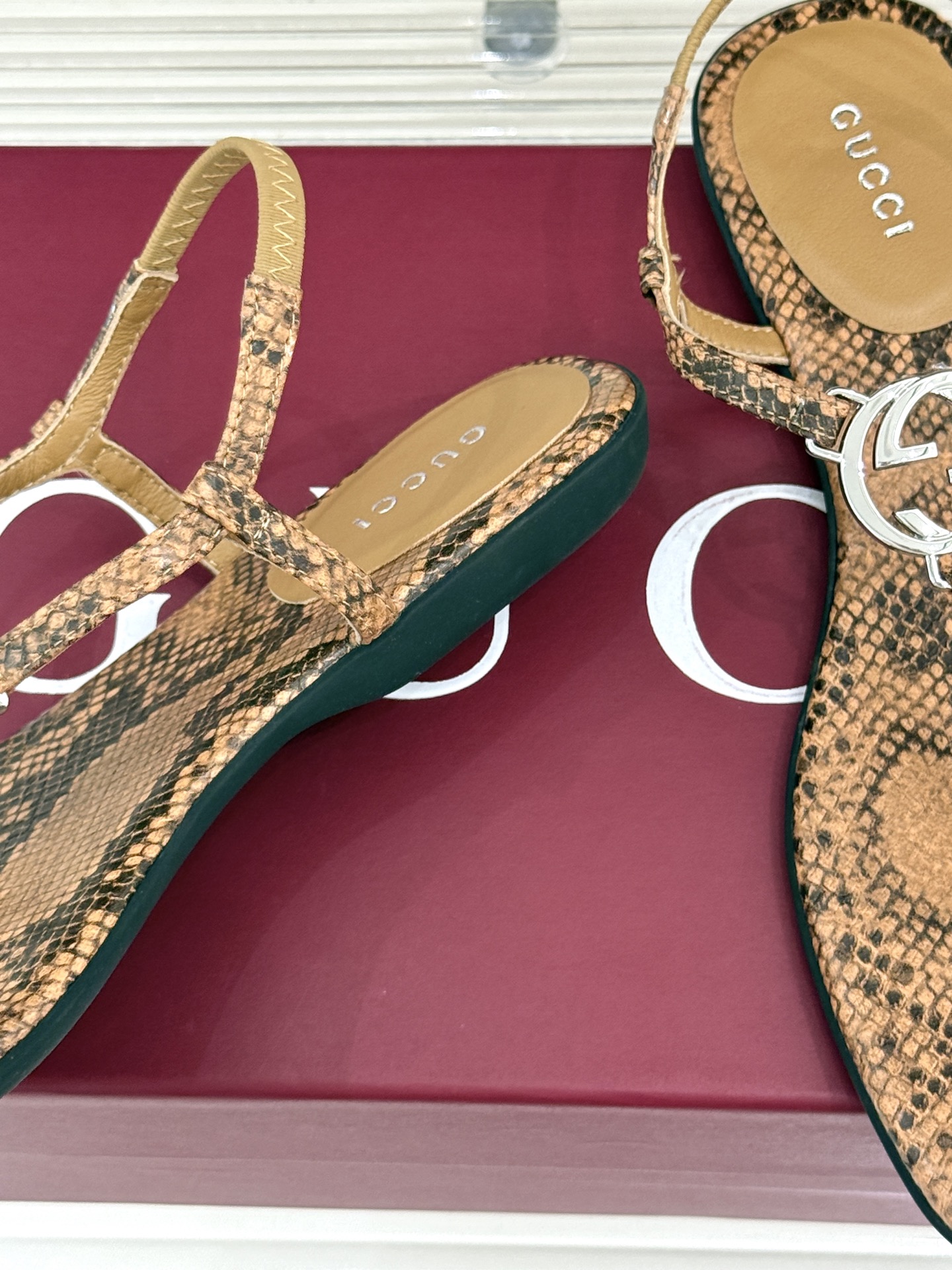 Gucci/古驰26WF新品双G夹脚方头平底凉鞋G家26WF春夏度假新作复古方头勾勒纤细脚型经典互扣双G