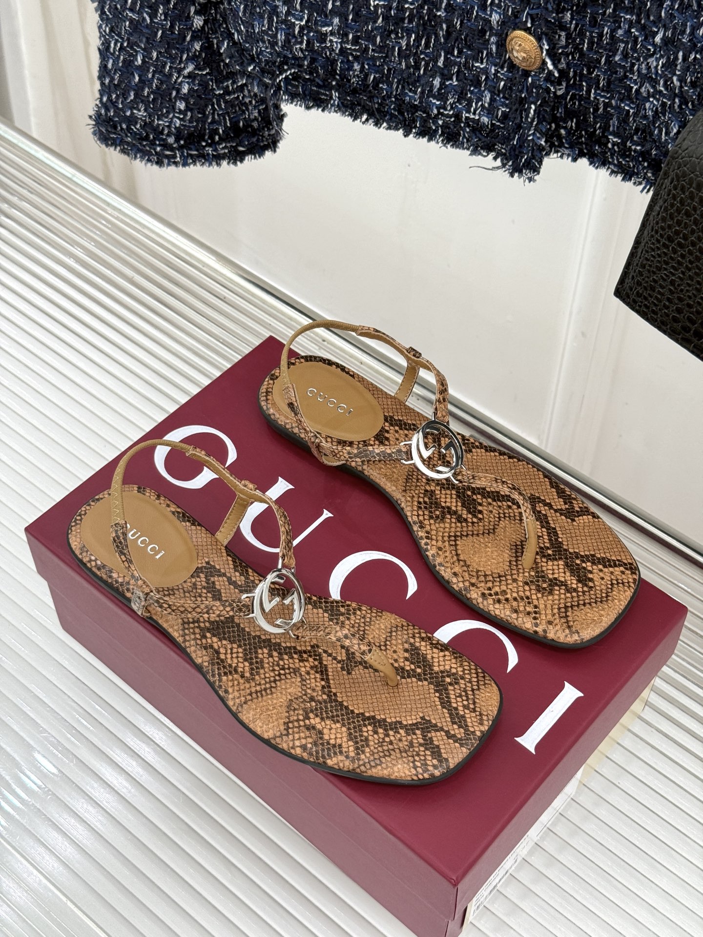 Gucci/古驰26WF新品双G夹脚方头平底凉鞋G家26WF春夏度假新作复古方头勾勒纤细脚型经典互扣双G