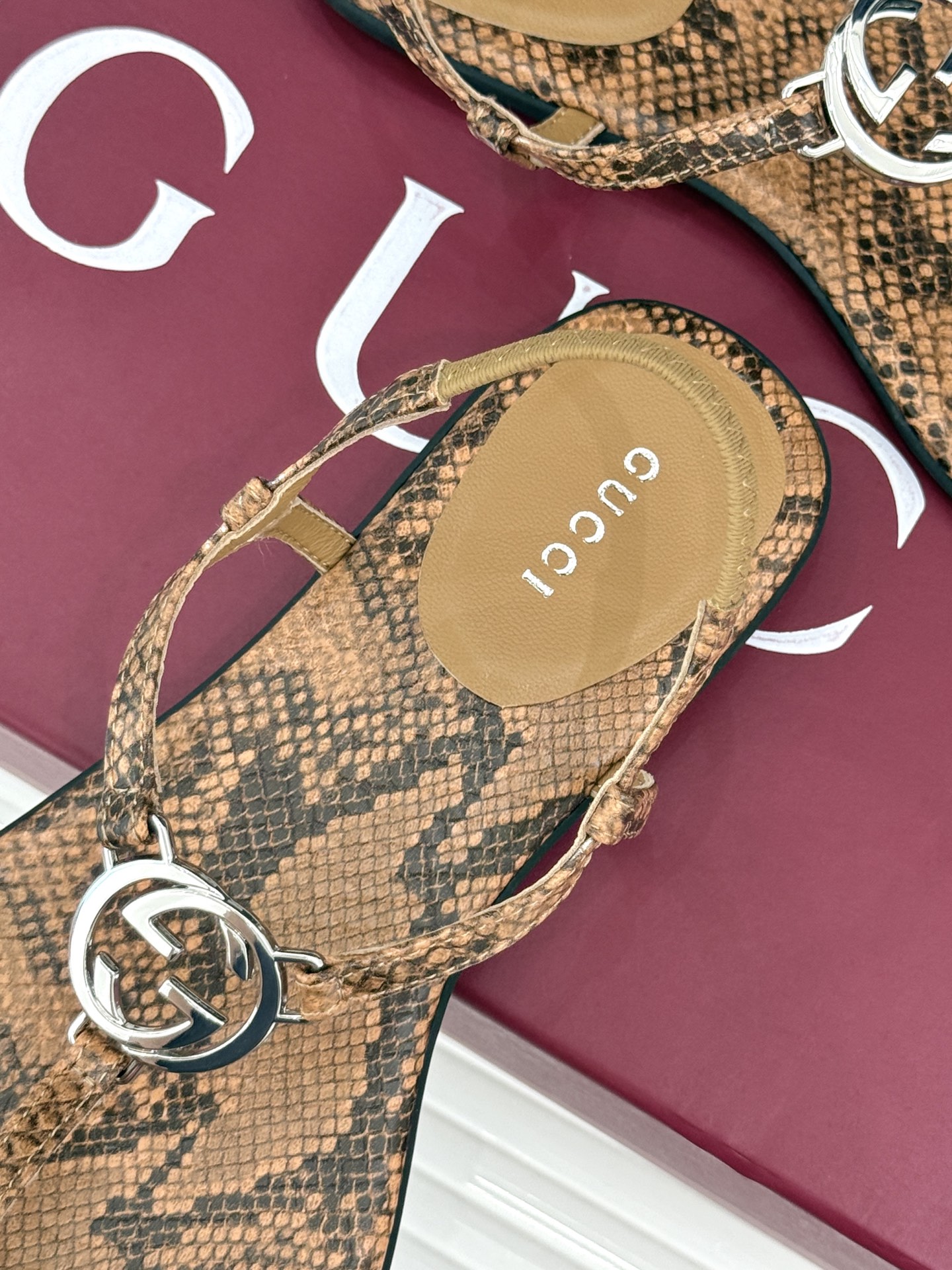 Gucci/古驰26WF新品双G夹脚方头平底凉鞋G家26WF春夏度假新作复古方头勾勒纤细脚型经典互扣双G