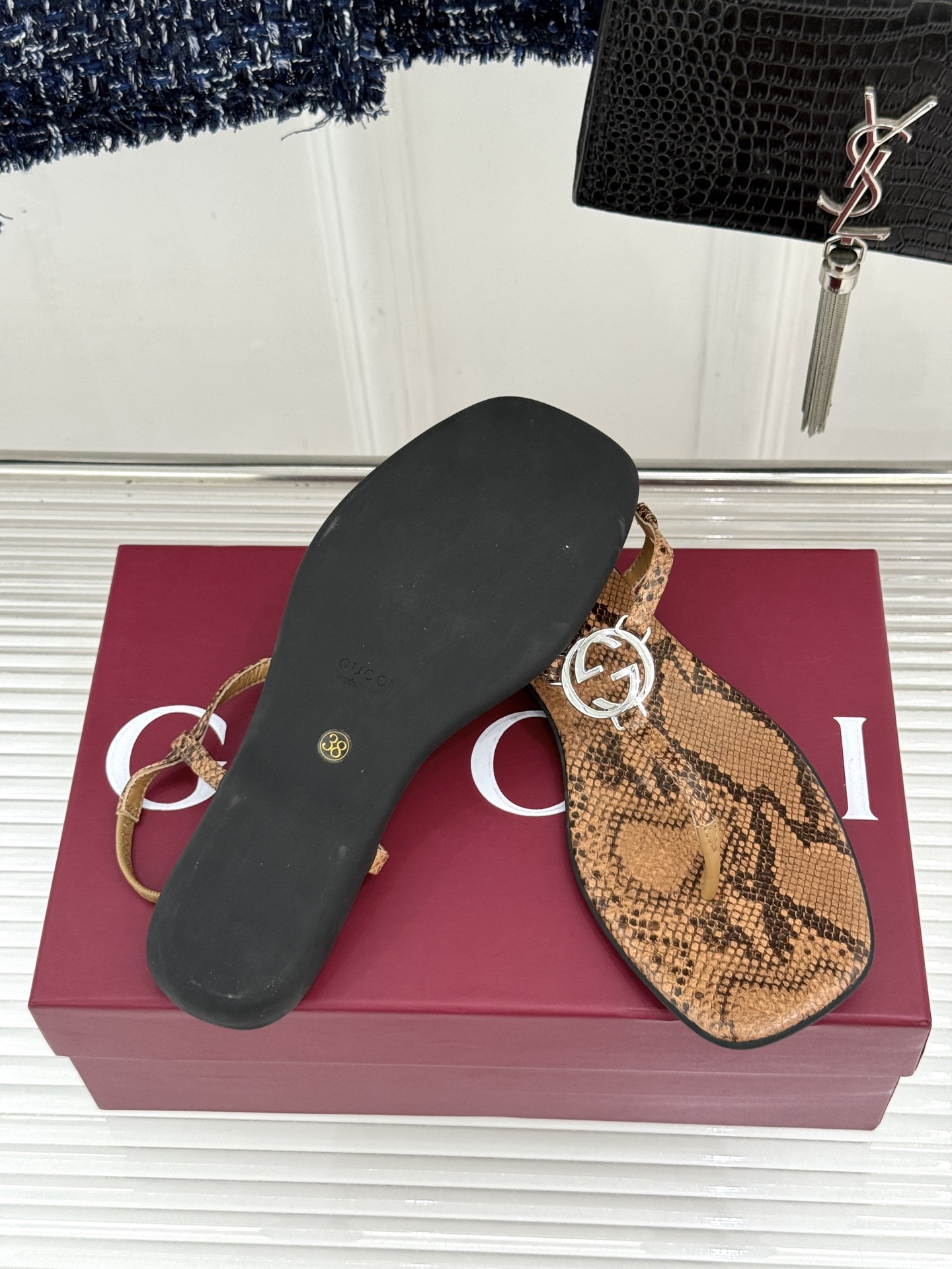 Gucci/古驰26WF新品双G夹脚方头平底凉鞋G家26WF春夏度假新作复古方头勾勒纤细脚型经典互扣双G