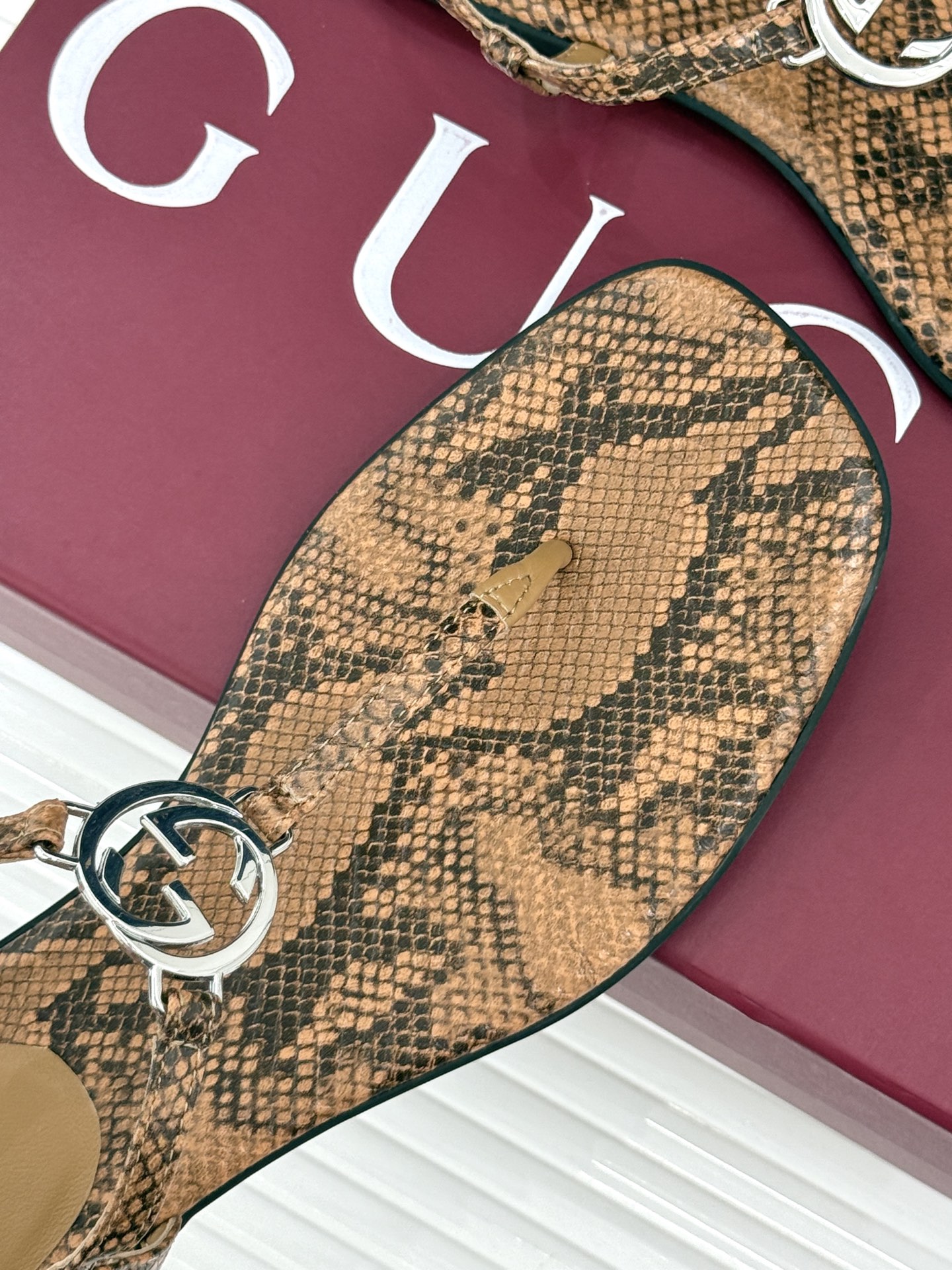 Gucci/古驰26WF新品双G夹脚方头平底凉鞋G家26WF春夏度假新作复古方头勾勒纤细脚型经典互扣双G